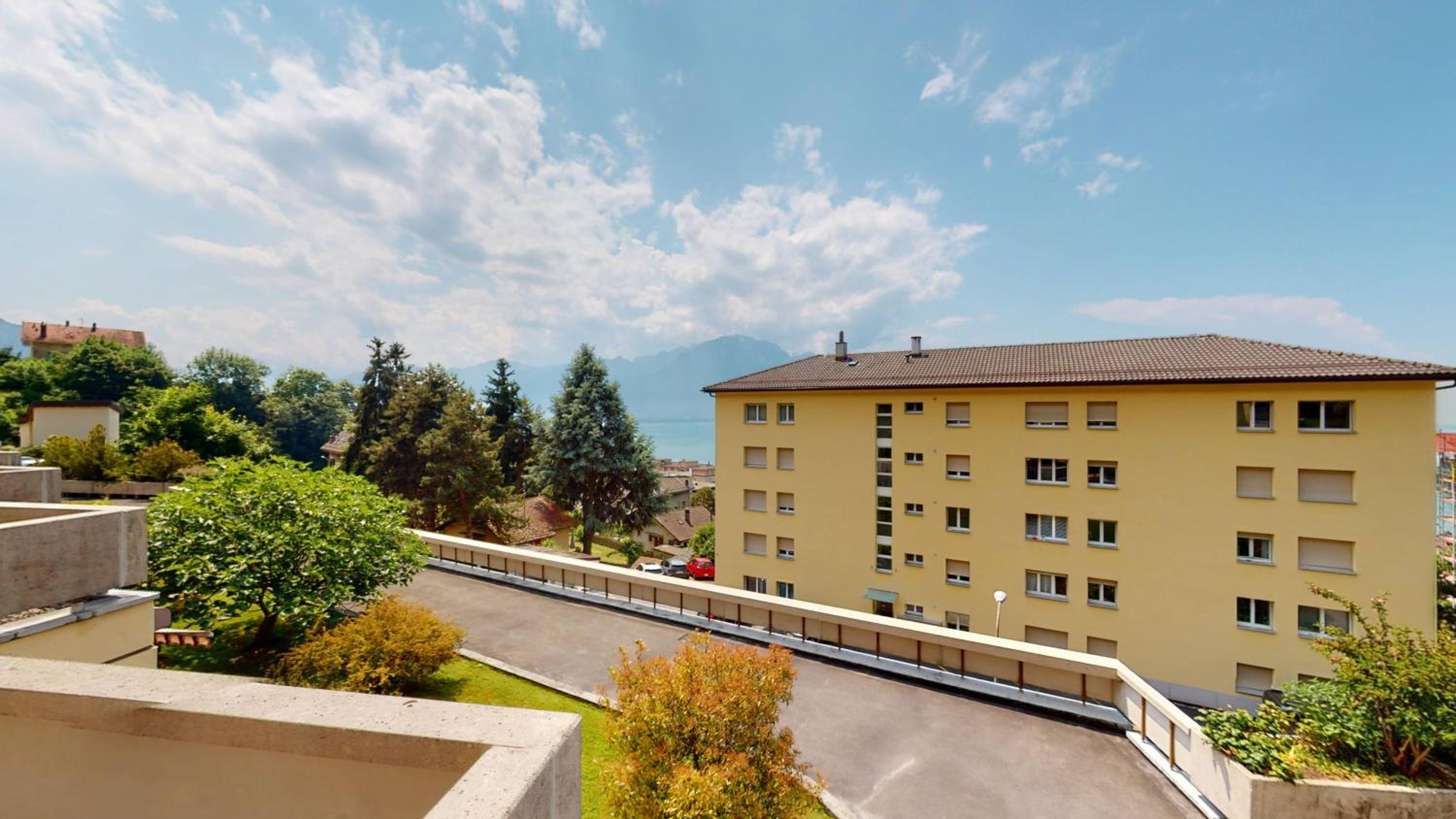 Bright flat overlooking Lake Geneva