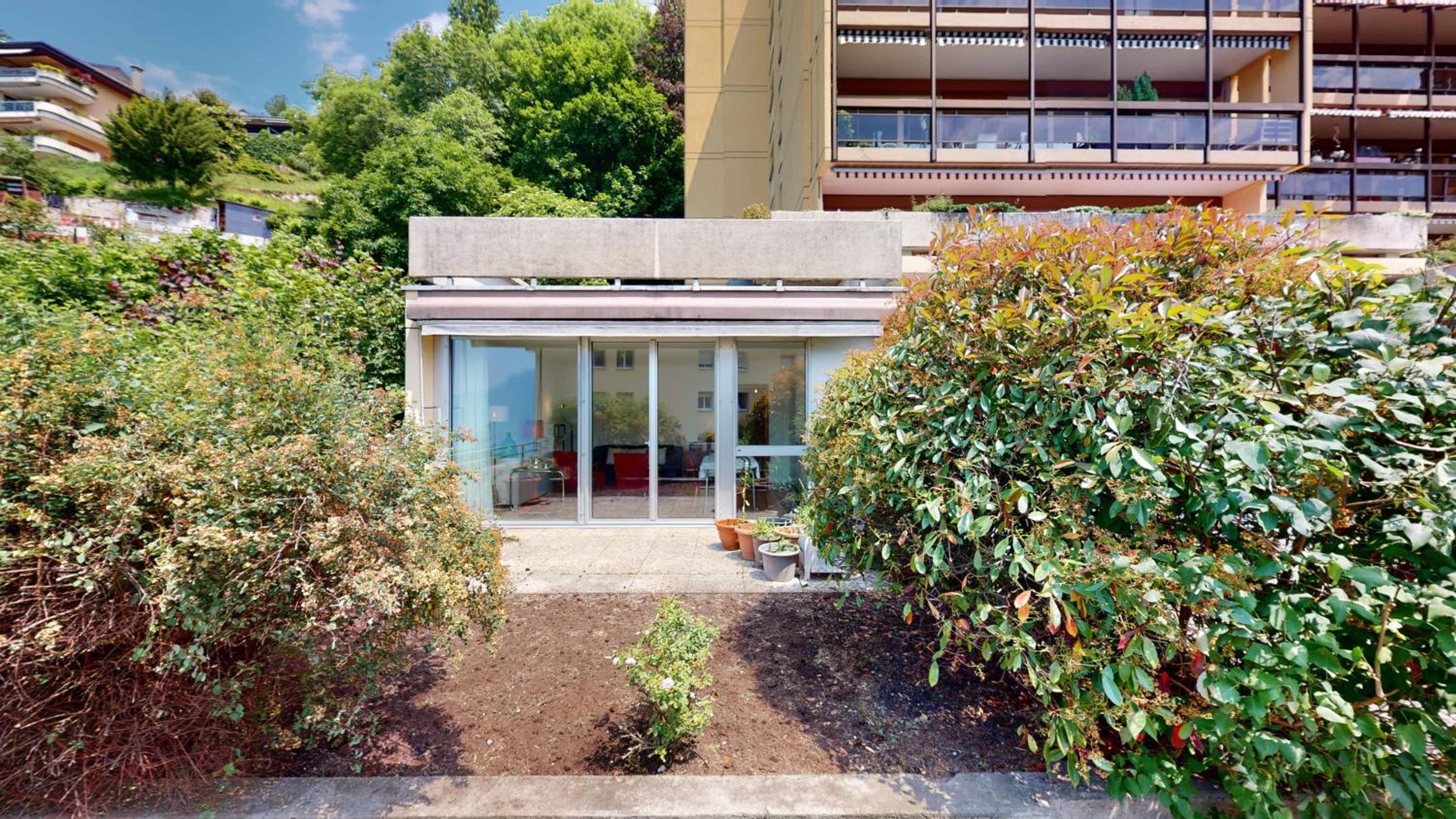 Bright flat overlooking Lake Geneva