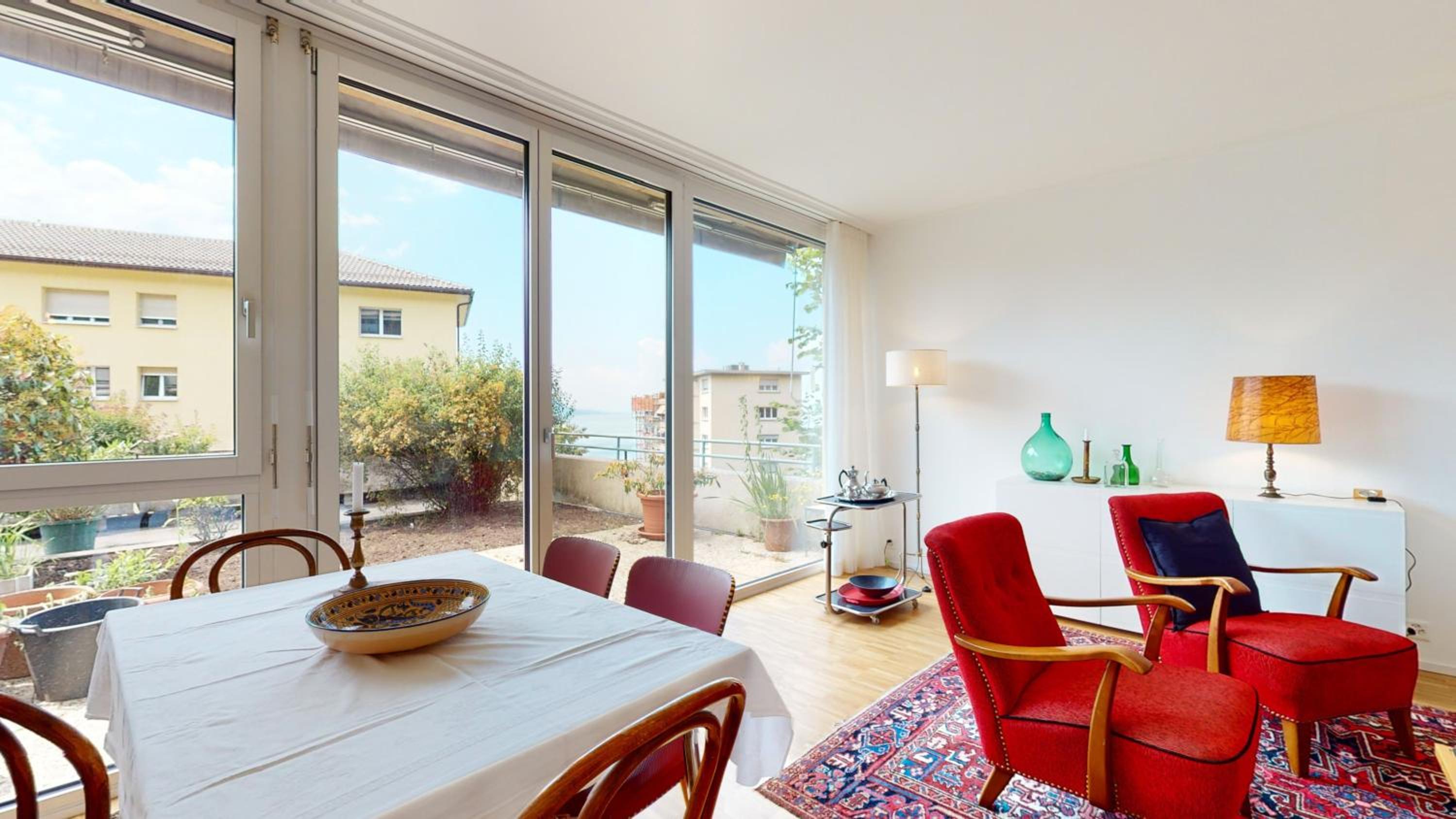 Bright flat overlooking Lake Geneva
