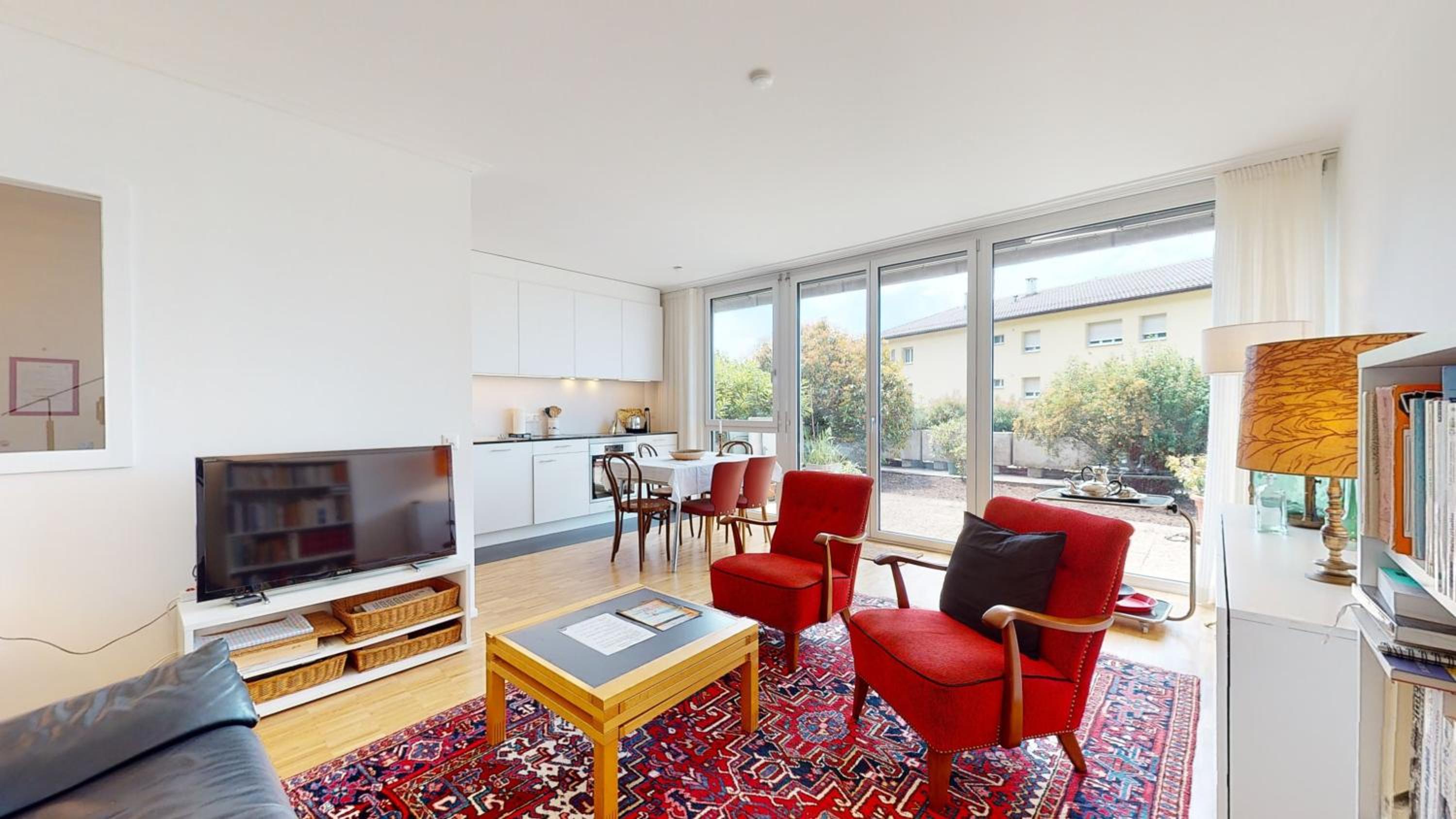 Bright flat overlooking Lake Geneva