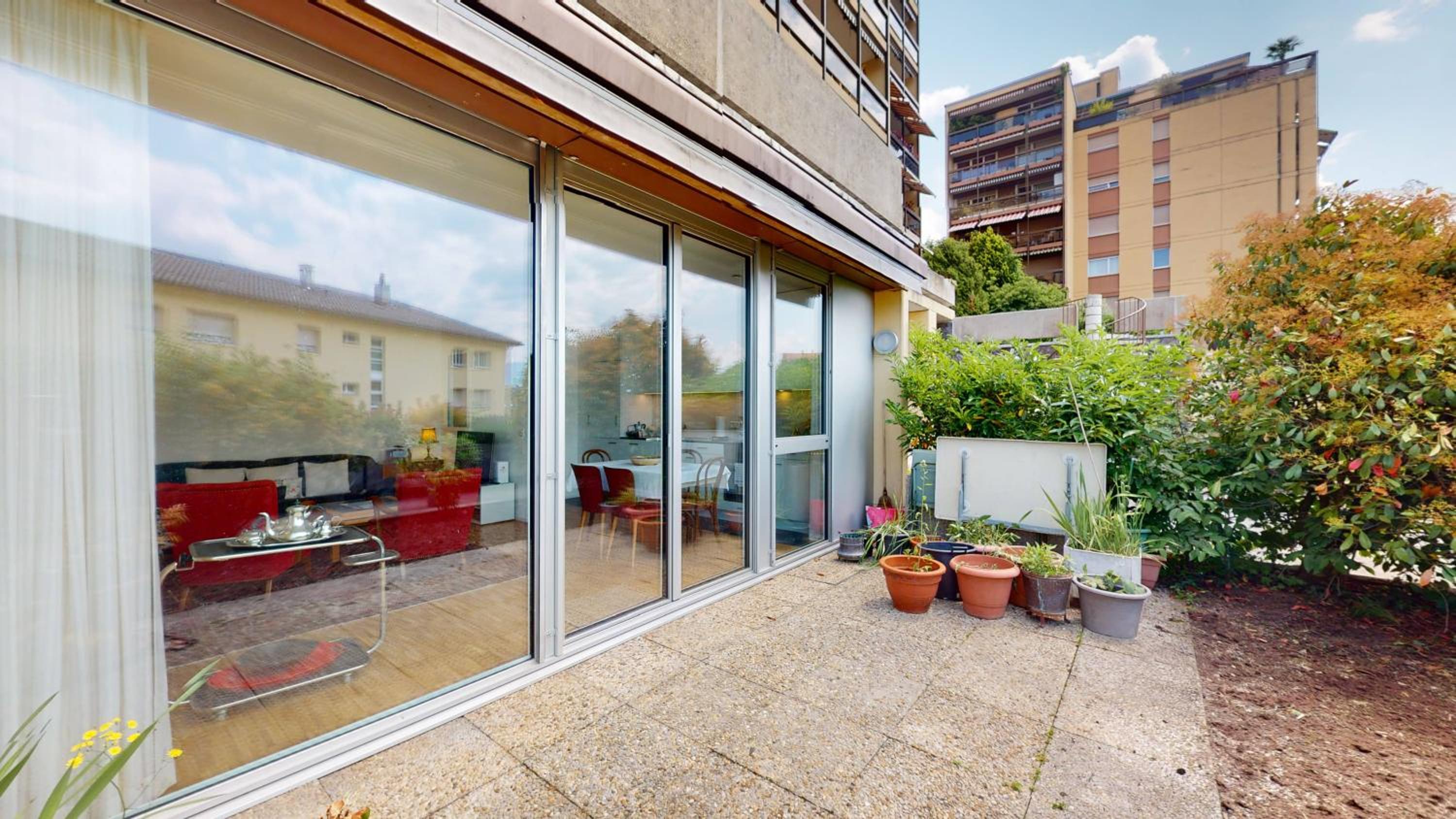 Bright flat overlooking Lake Geneva