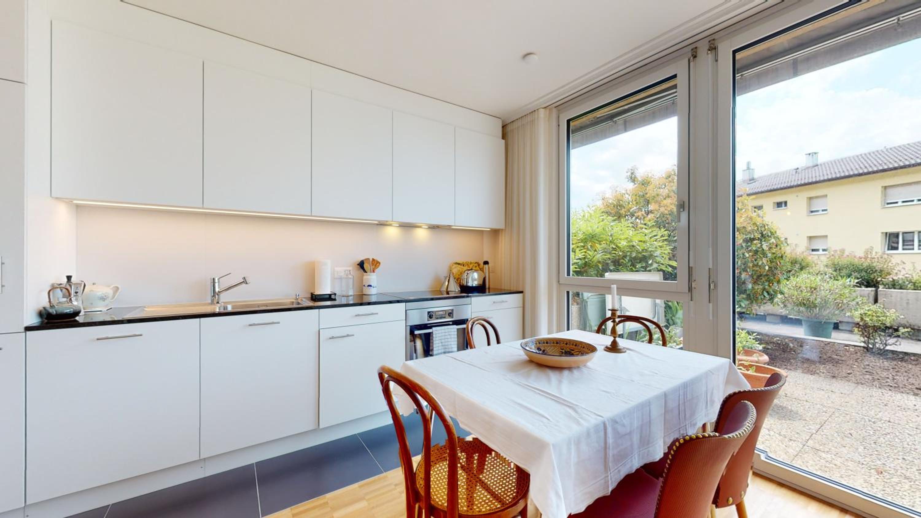 Bright flat overlooking Lake Geneva
