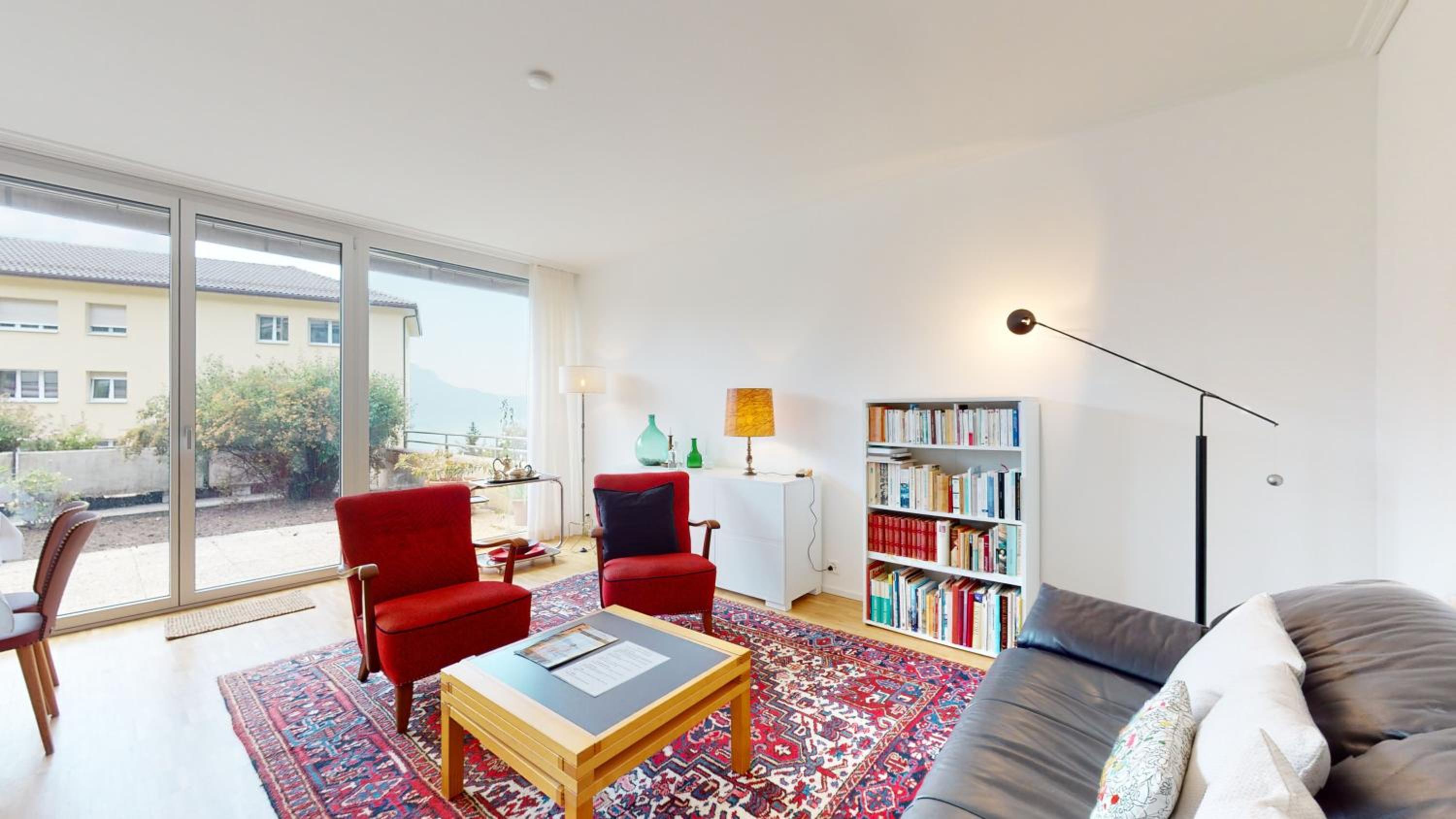 Bright flat overlooking Lake Geneva
