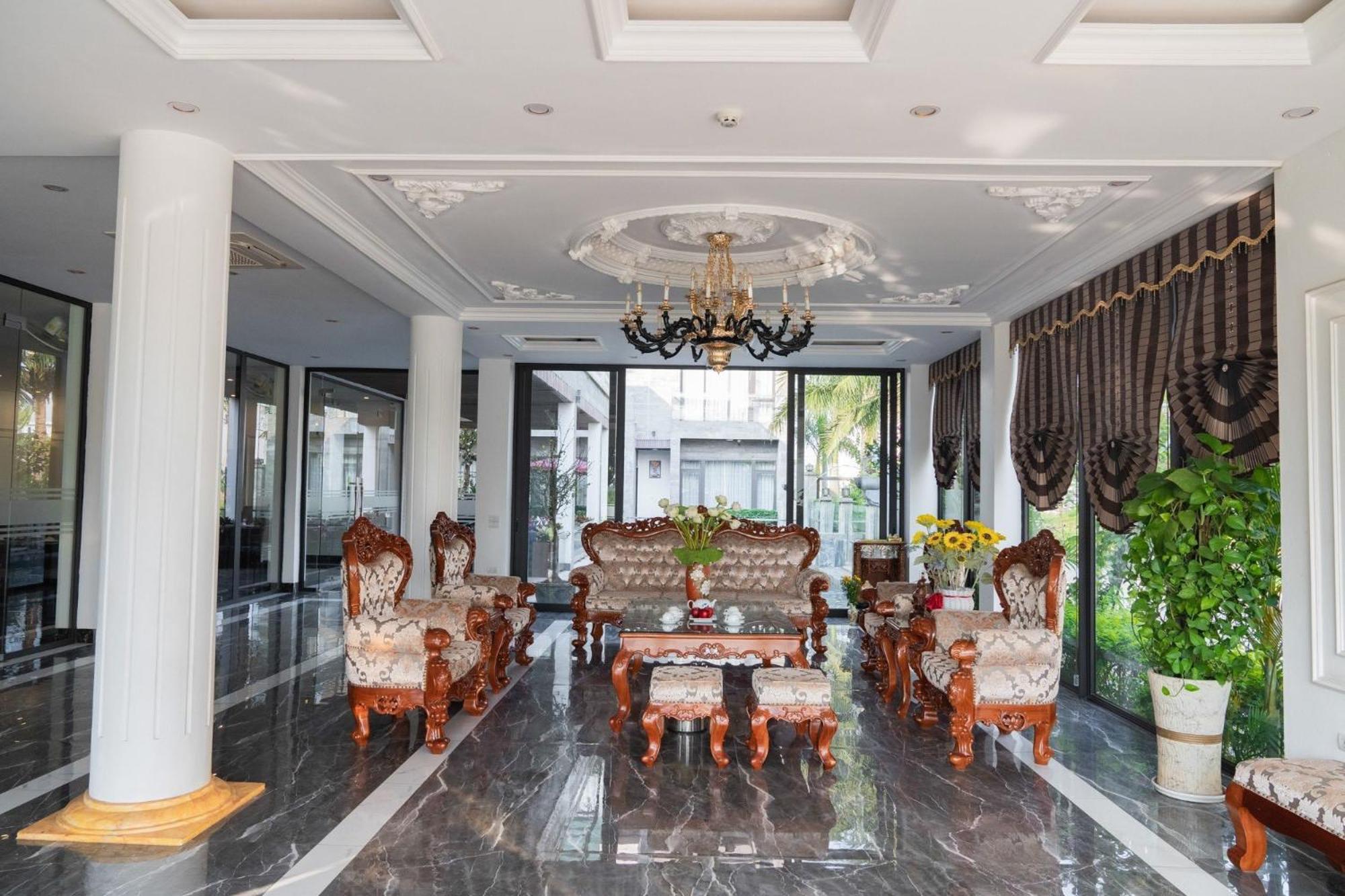 Lobby & Reception