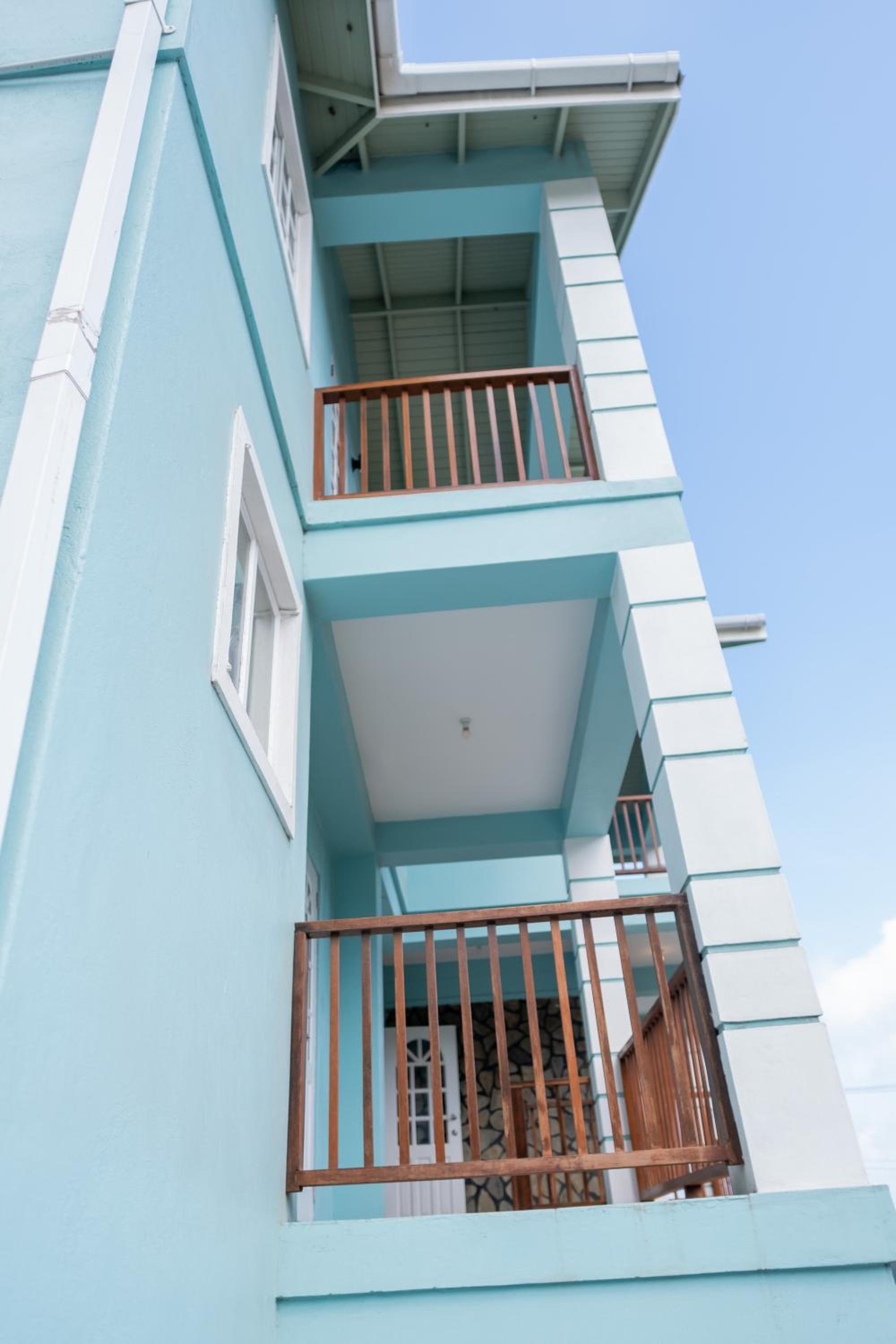 Golden Palms Apartment