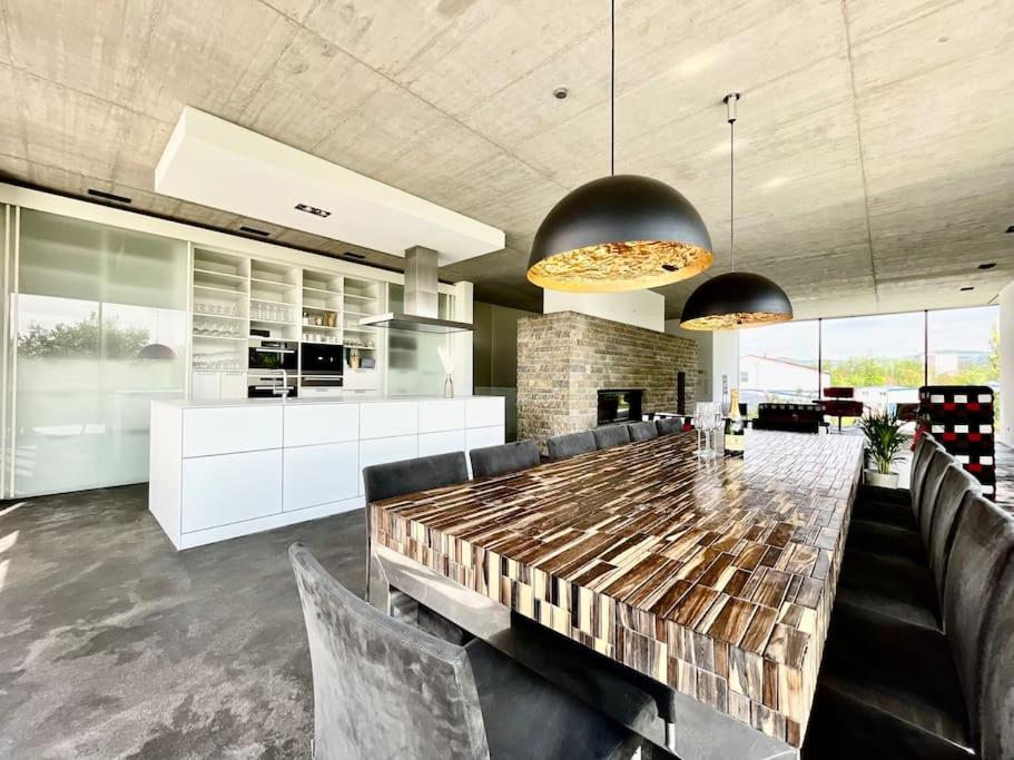 Luxus Design Ferienhaus Villa EMG Bensheim nah Frankfurt, Heidelberg mit Sauna, Schwimmteich, Garten für Familien und Gruppen bis 17 Personen