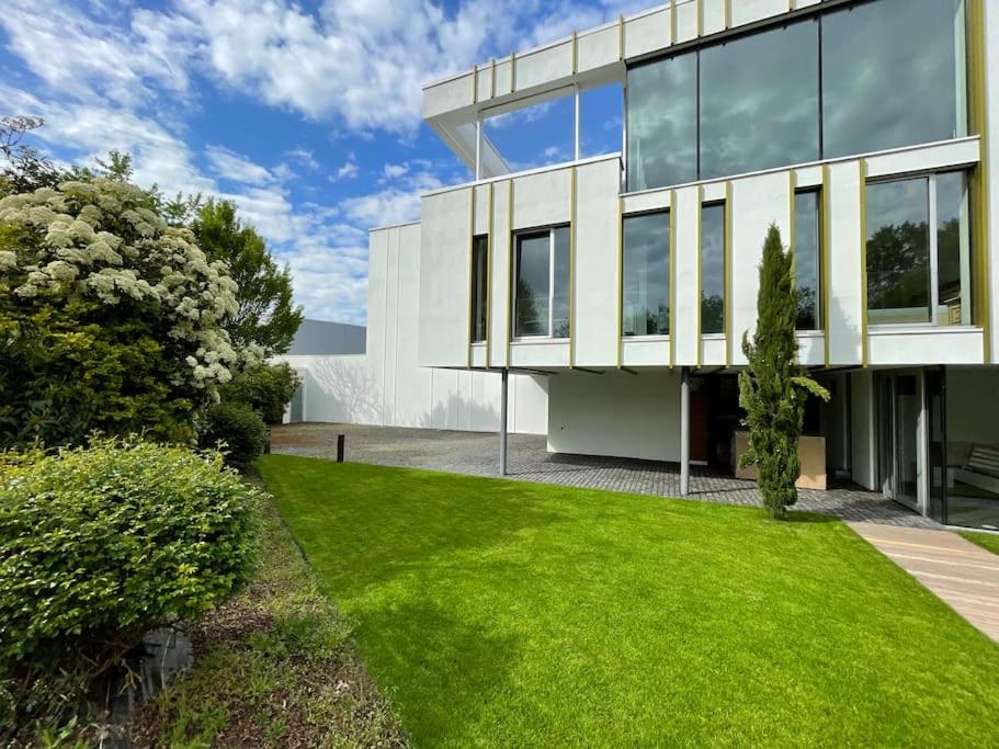 Luxus Design Ferienhaus Villa EMG Bensheim nah Frankfurt, Heidelberg mit Sauna, Schwimmteich, Garten für Familien und Gruppen bis 17 Personen