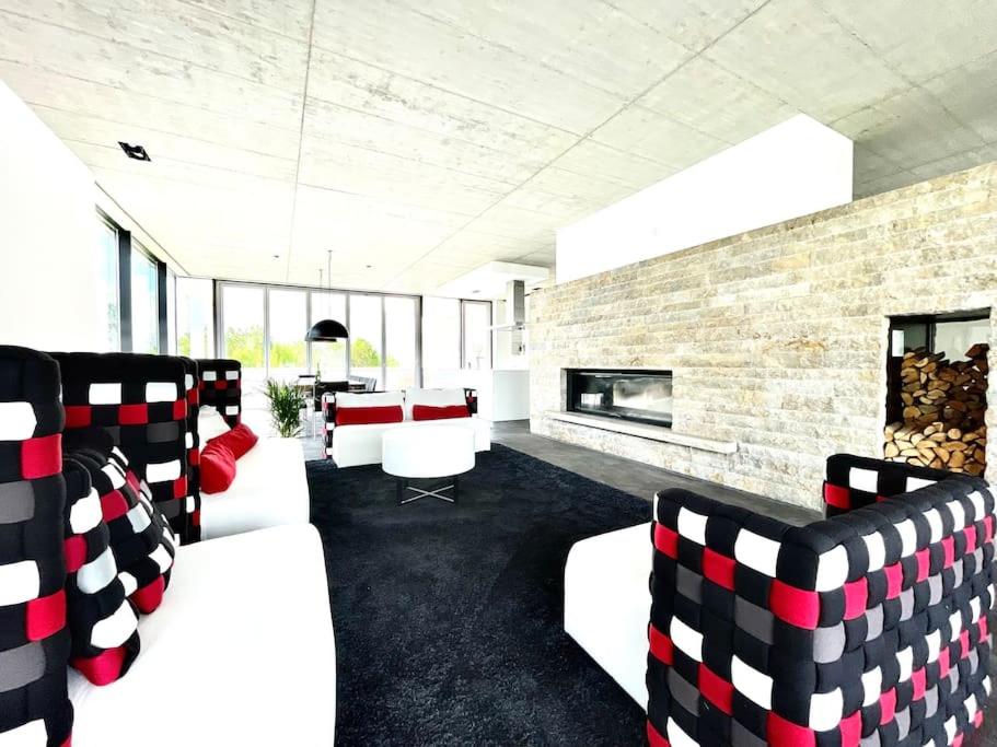 Luxus Design Ferienhaus Villa EMG Bensheim nah Frankfurt, Heidelberg mit Sauna, Schwimmteich, Garten für Familien und Gruppen bis 17 Personen