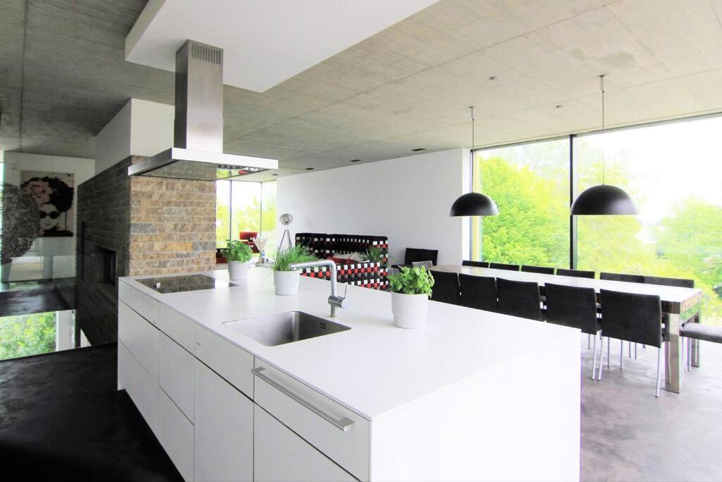 Luxus Design Ferienhaus Villa EMG Bensheim nah Frankfurt, Heidelberg mit Sauna, Schwimmteich, Garten für Familien und Gruppen bis 17 Personen