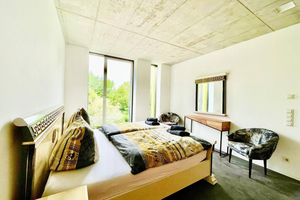Luxus Design Ferienhaus Villa EMG Bensheim nah Frankfurt, Heidelberg mit Sauna, Schwimmteich, Garten für Familien und Gruppen bis 17 Personen