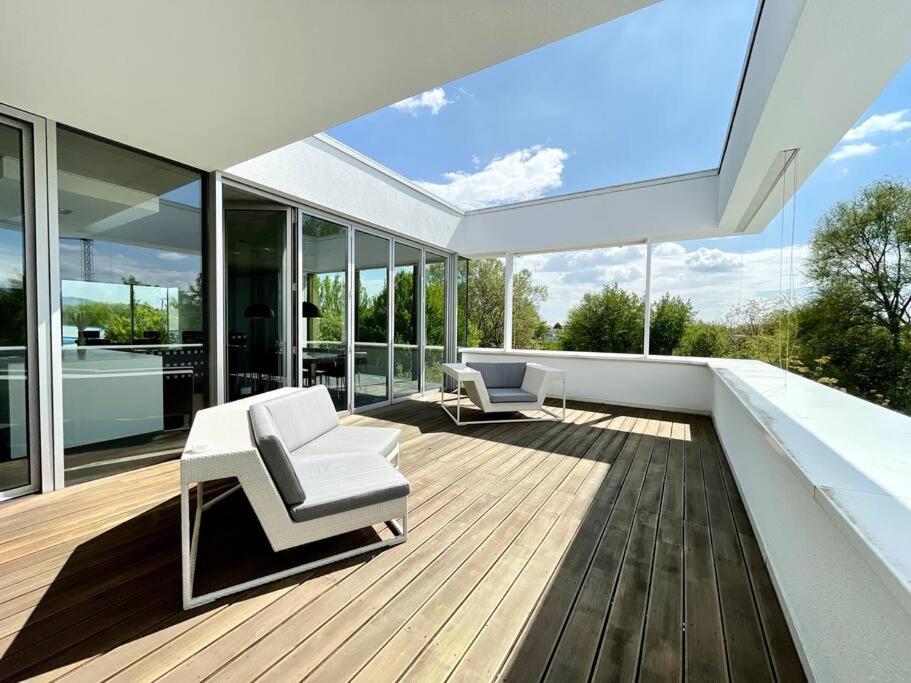 Luxus Design Ferienhaus Villa EMG Bensheim nah Frankfurt, Heidelberg mit Sauna, Schwimmteich, Garten für Familien und Gruppen bis 17 Personen