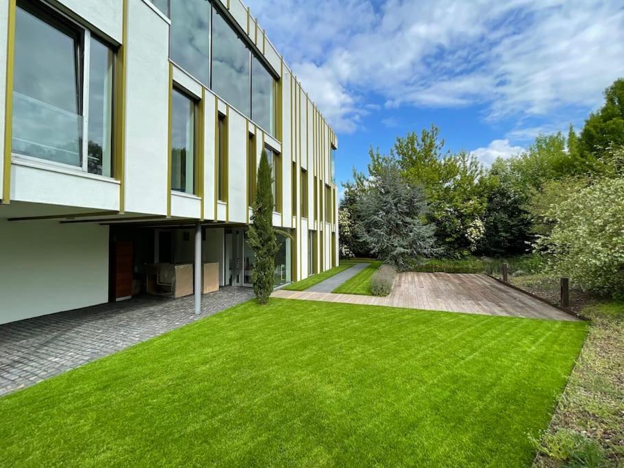 Luxus Design Ferienhaus Villa EMG Bensheim nah Frankfurt, Heidelberg mit Sauna, Schwimmteich, Garten für Familien und Gruppen bis 17 Personen
