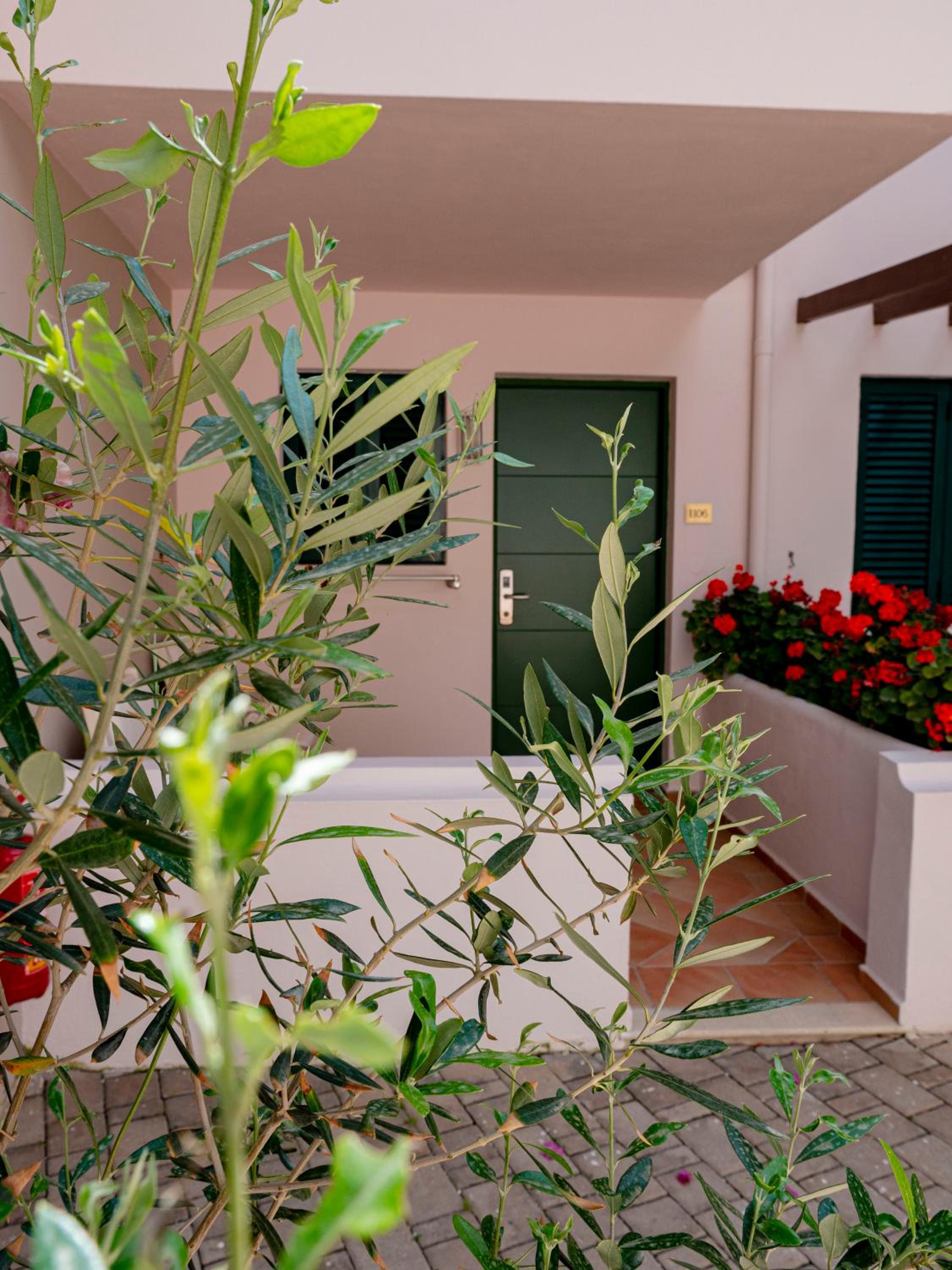 Hotel Elmi Beach Hotel & Suites - Image 1
