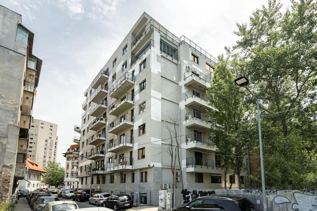 Bright 1BR Flat - New Midtown Building + Terrace view 5