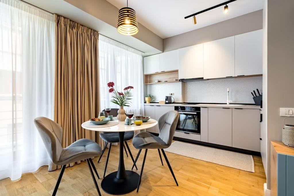 Bright 1BR Flat - New Midtown Building + Terrace view 2