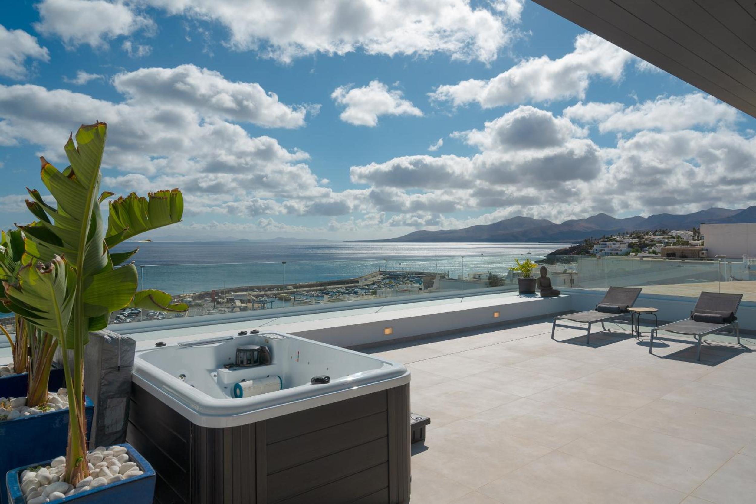 Luxury Penthouse Panoramic Ocean Views 2bedroom Apartment with Jacuzzi