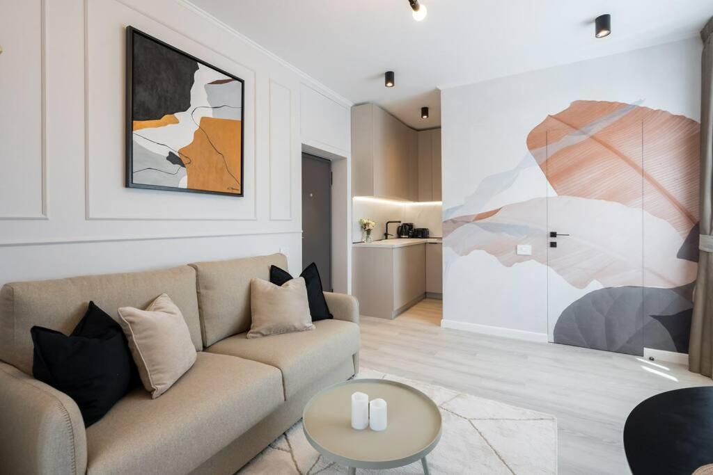 Charming Central Apartment - Netflix + Balcony view 3