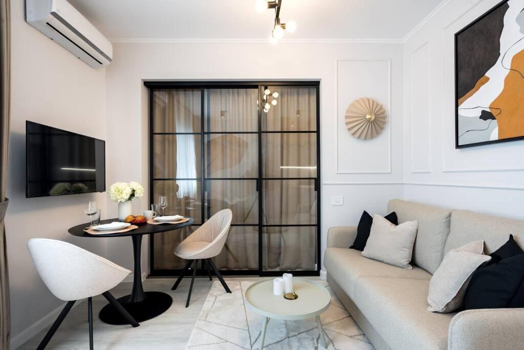 Charming Central Apartment - Netflix + Balcony view 5