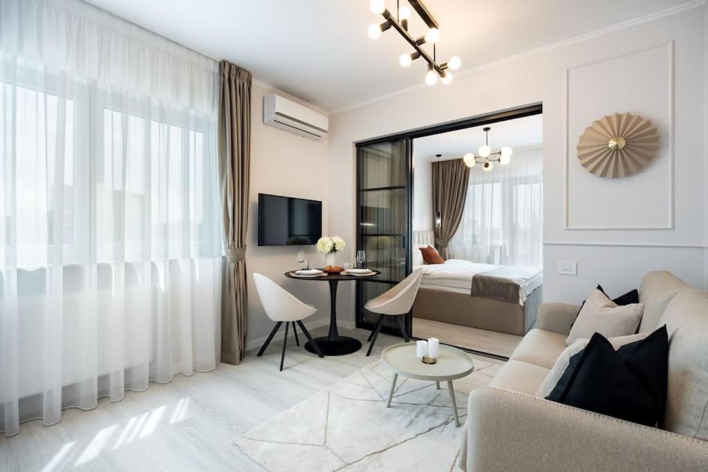 Charming Central Apartment - Netflix + Balcony view 4