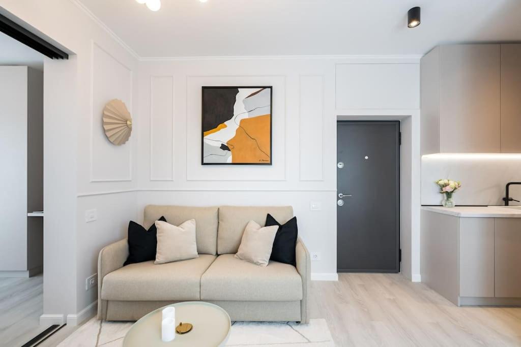 Charming Central Apartment - Netflix + Balcony view 2