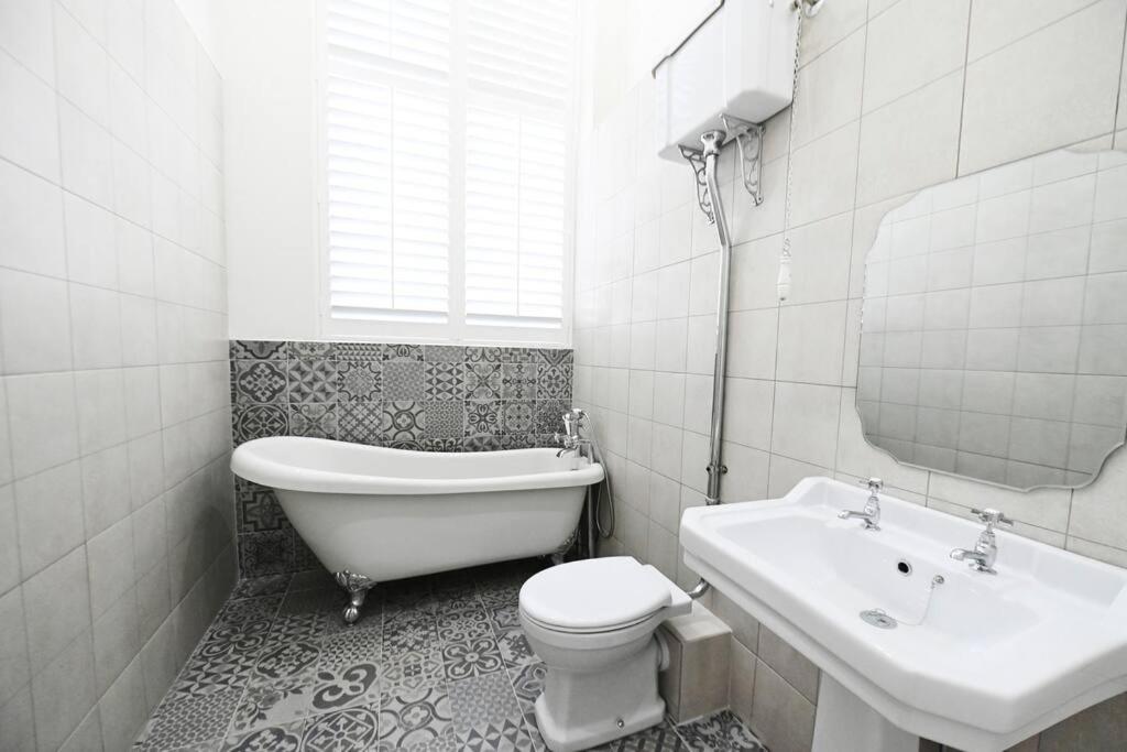 Old art School - Beautiful 2 Bed Apartments view 5