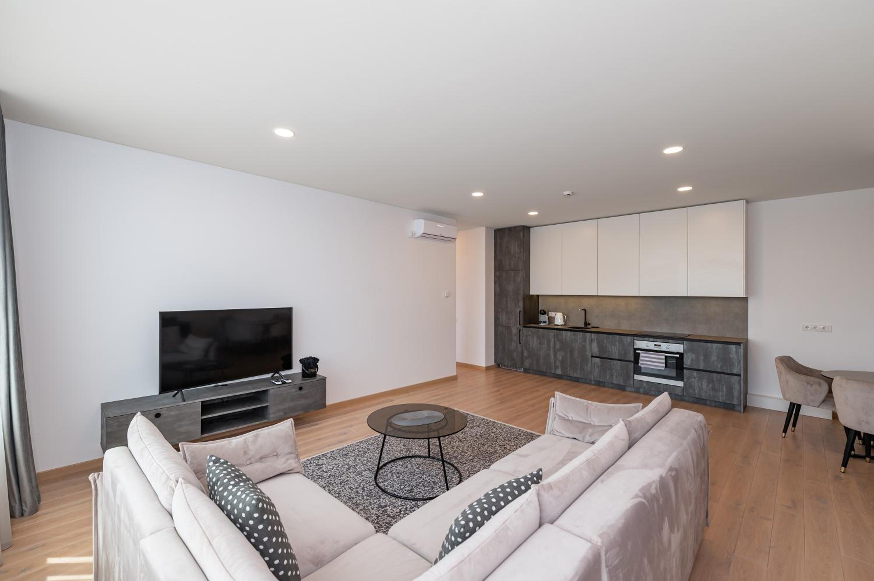 Spaciuos 1 BD Apt by Domvia view 4