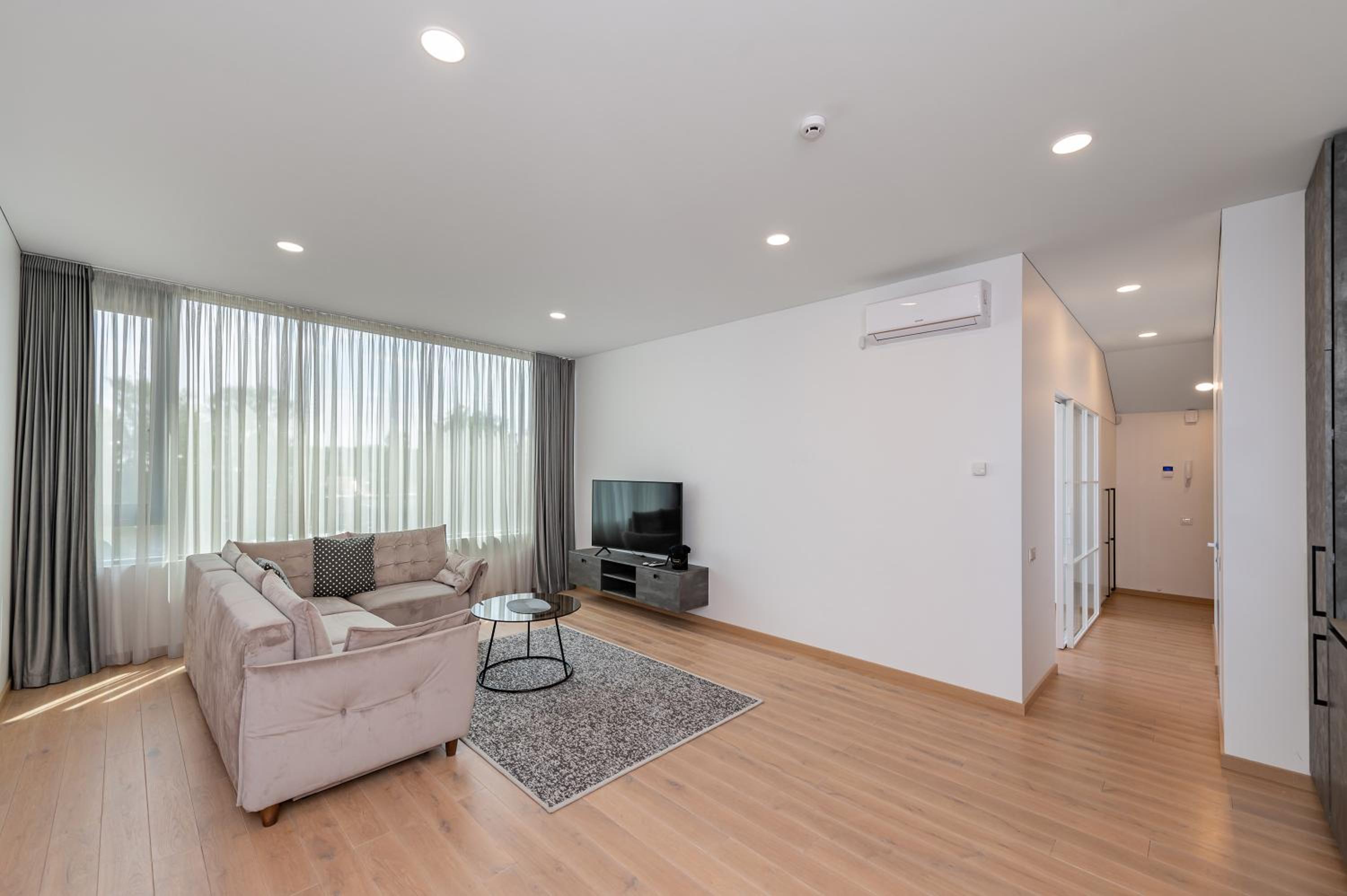 Spaciuos 1 BD Apt by Domvia view 3