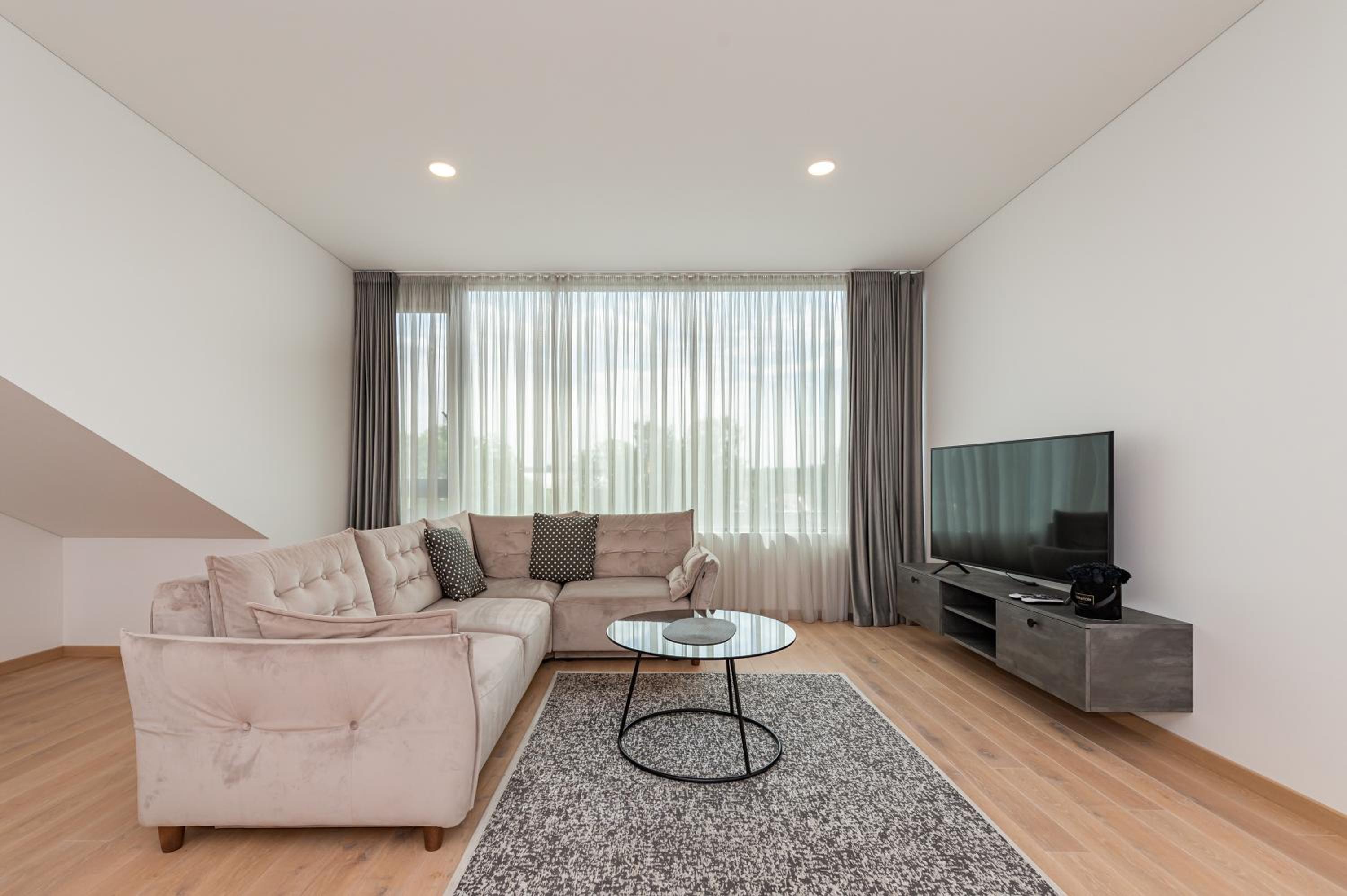 Spaciuos 1 BD Apt by Domvia view 5
