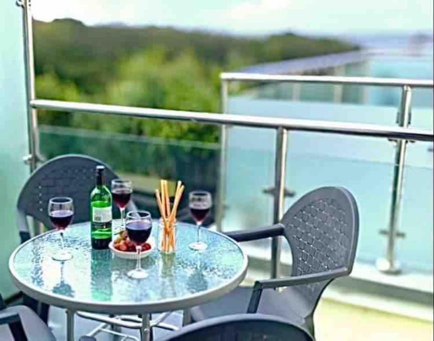 Great location very spacious. Sea and castle view
