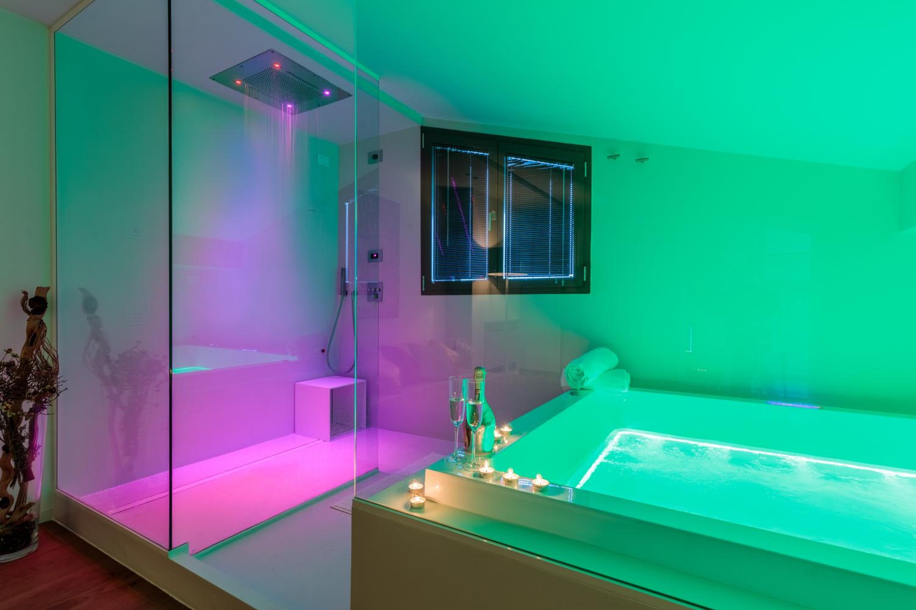LUXURY VILLA RUBIN with Jacuzzi POOL GYM & SPA near Venice and Padua view 3