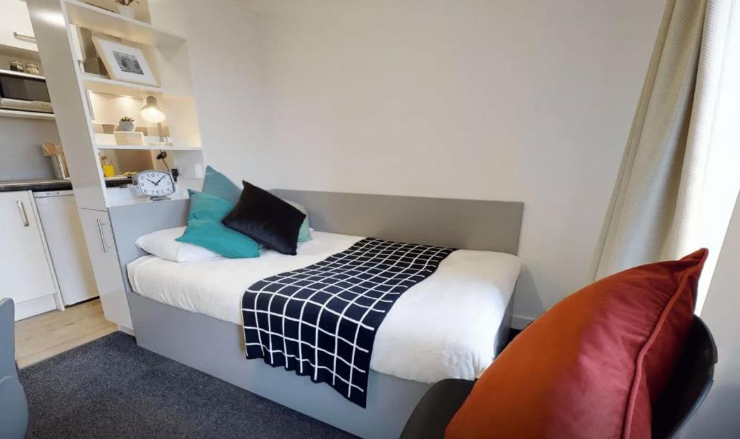 Ensuite Bedrooms with Shared Kitchen and Studios at Century Square in Sheffield