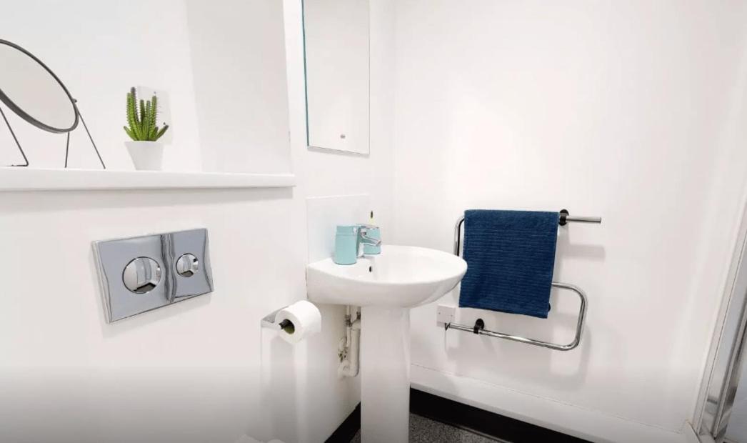 Ensuite Bedrooms with Shared Kitchen and Studios at Century Square in Sheffield
