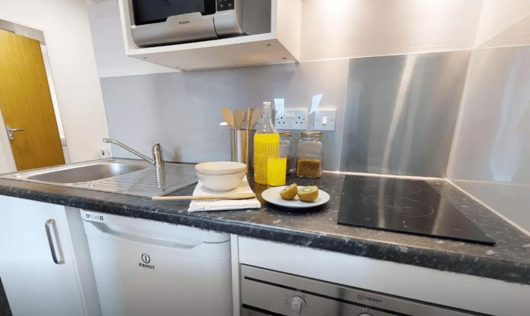 Ensuite Bedrooms with Shared Kitchen and Studios at Century Square in Sheffield