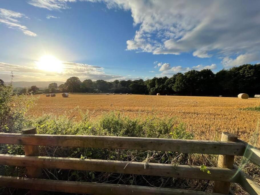 Ludlow - 10 mins. Stunning country house - sleeps 8 view 3