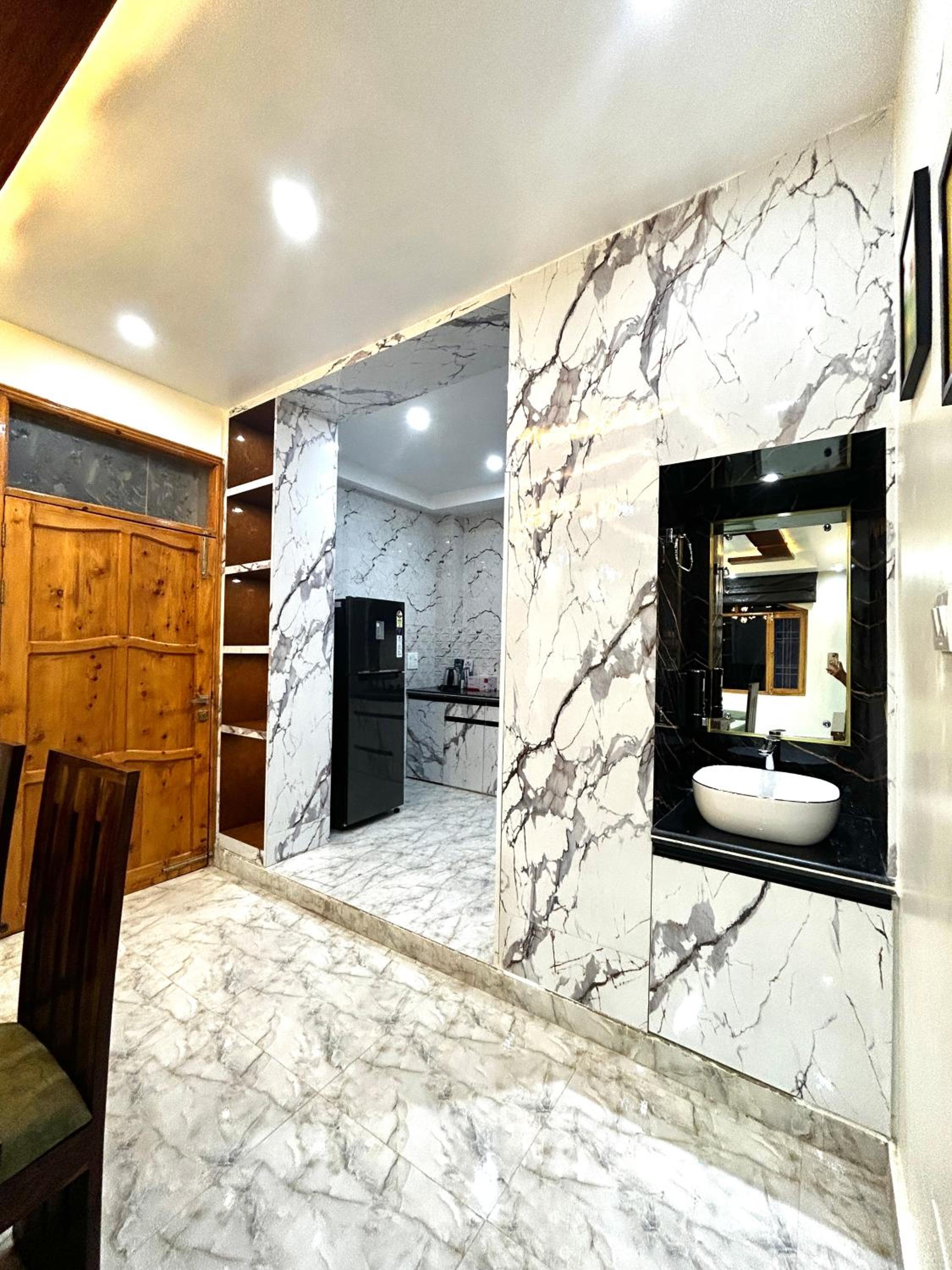 Wake Up to Valley View - 3BHK with Balcony - Mall Rd