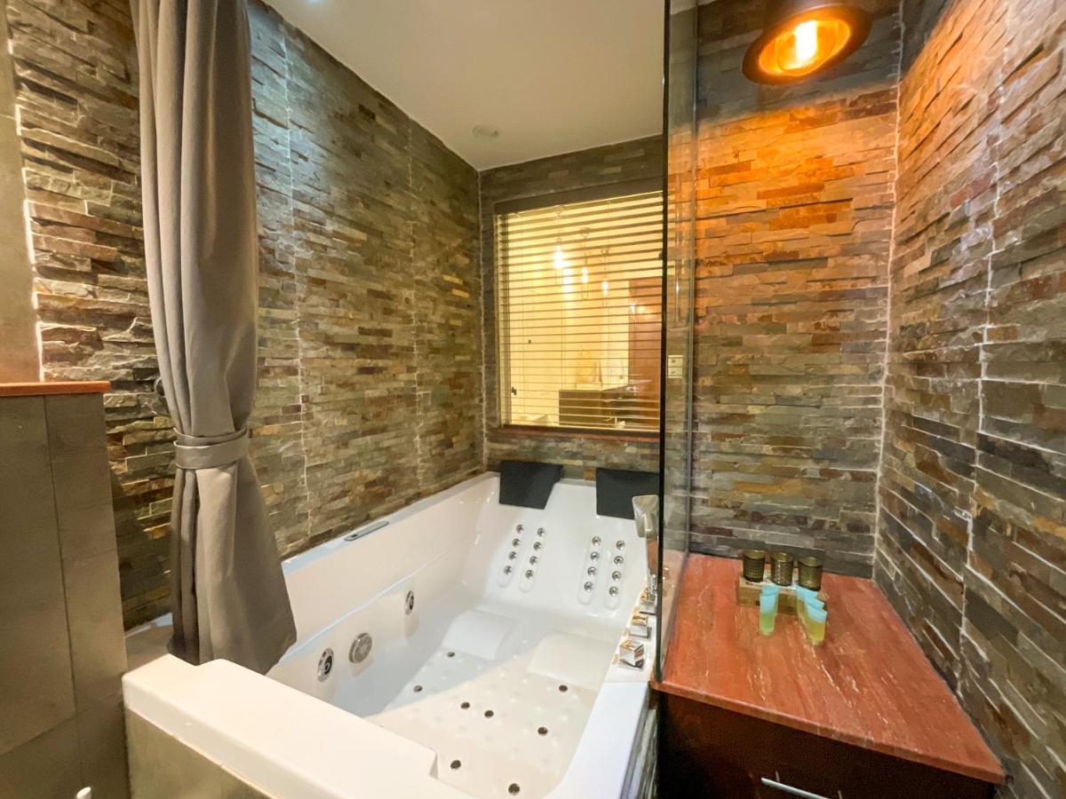 HiGuests - Arabesque Apt with Private Jacuzzi and Terrace