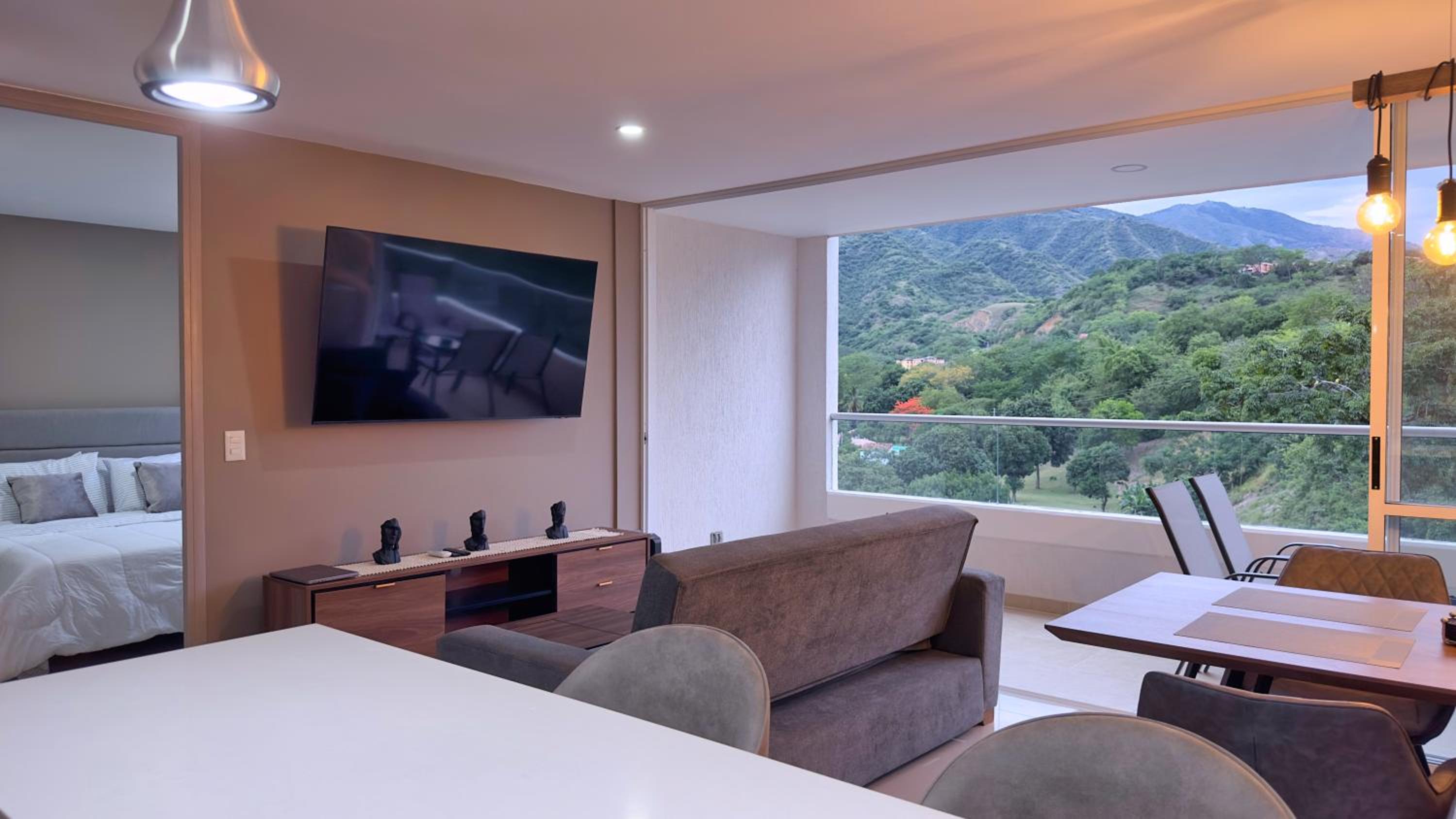 Stunning, Brand-new Apartment