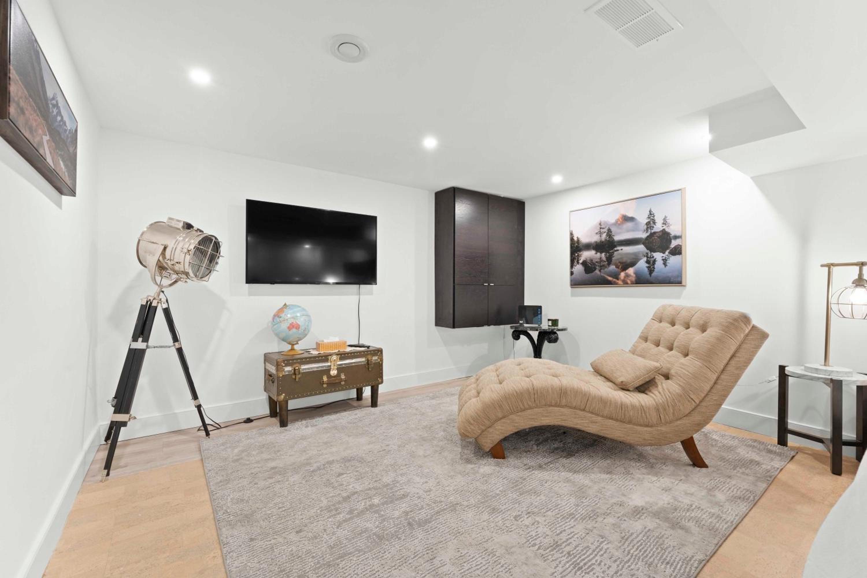 Spacious & fully equipped - Private studio apartment - lower level