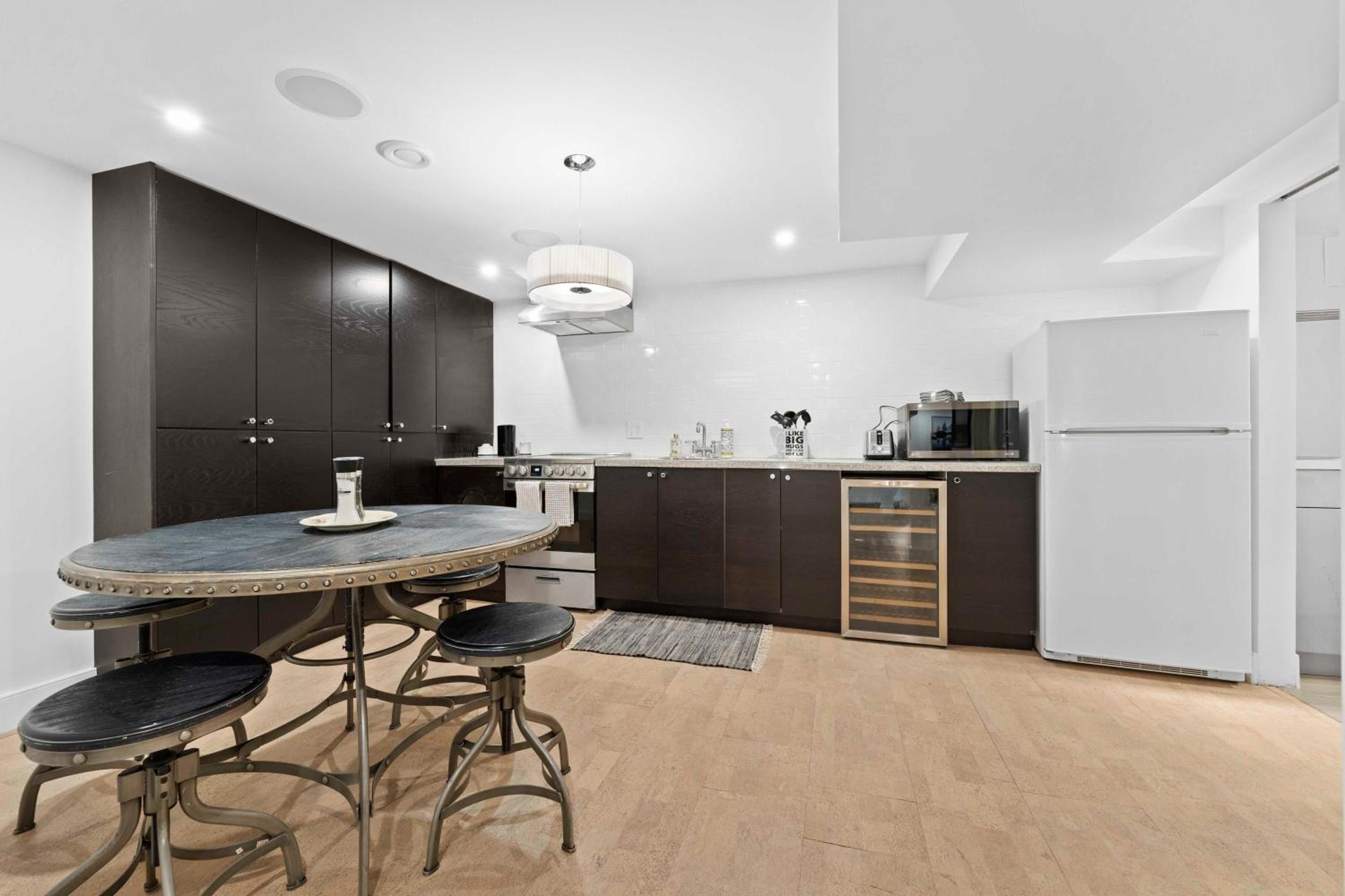 Spacious & fully equipped - Private studio apartment - lower level