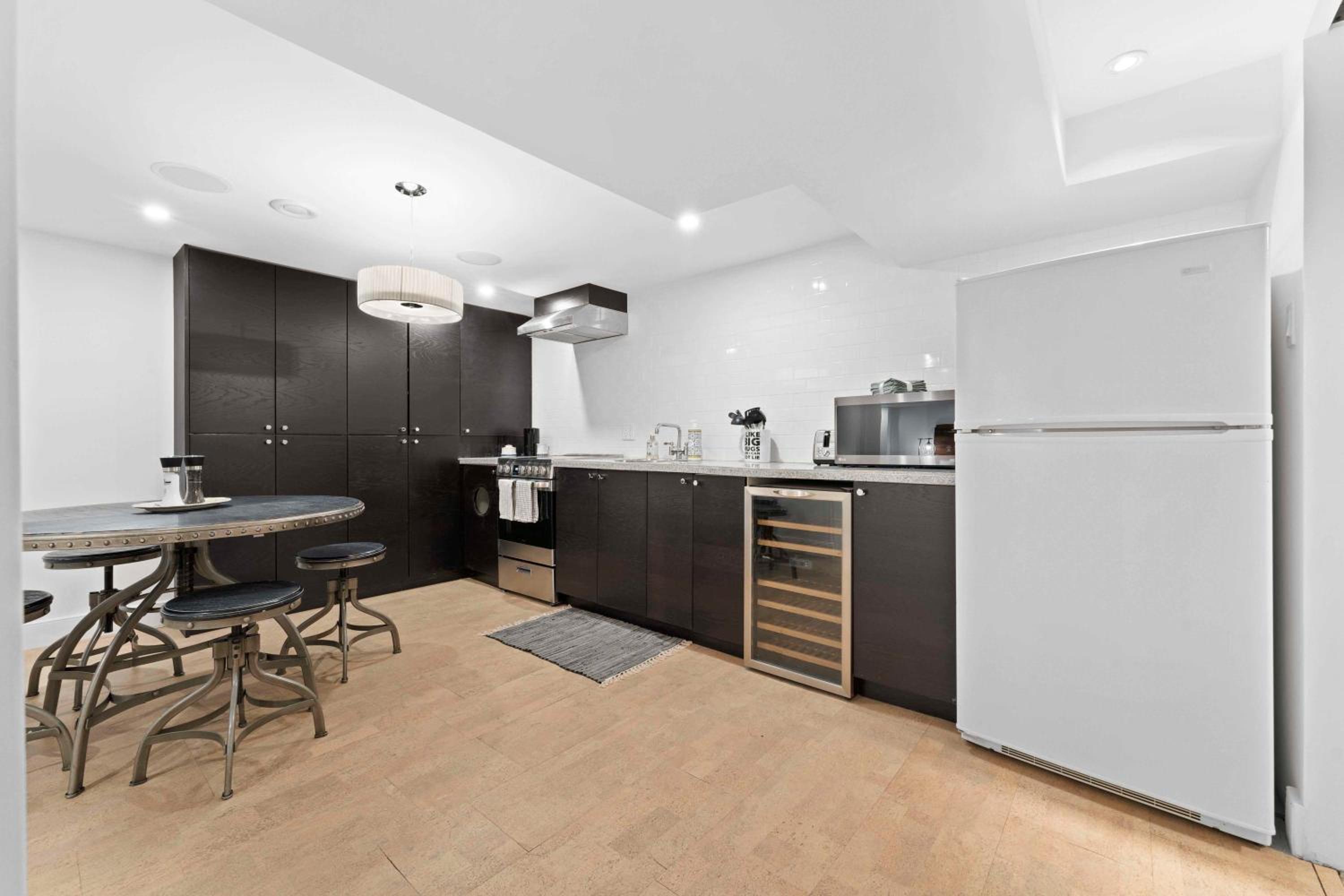 Spacious & fully equipped - Private studio apartment - lower level