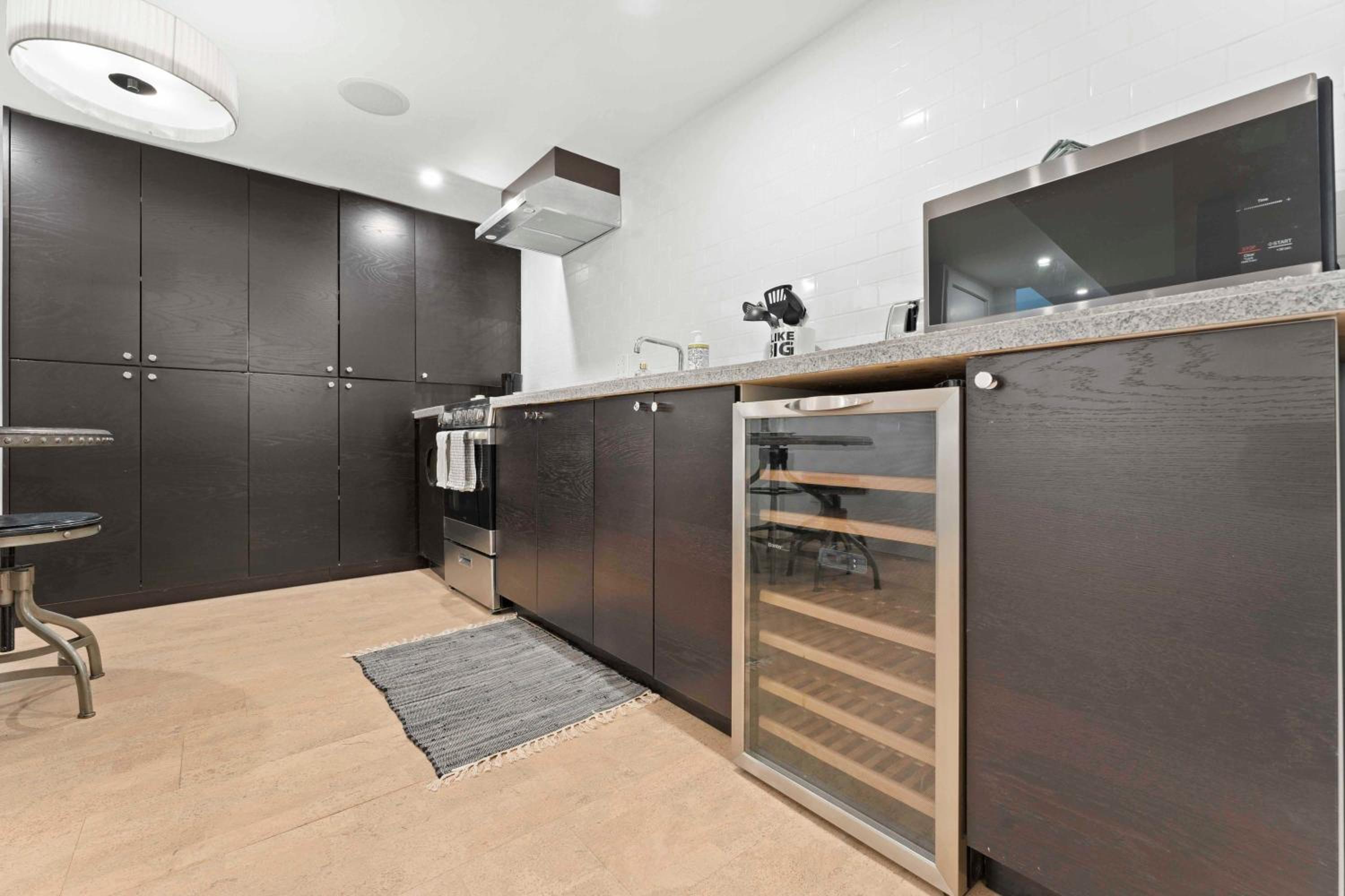 Spacious & fully equipped - Private studio apartment - lower level