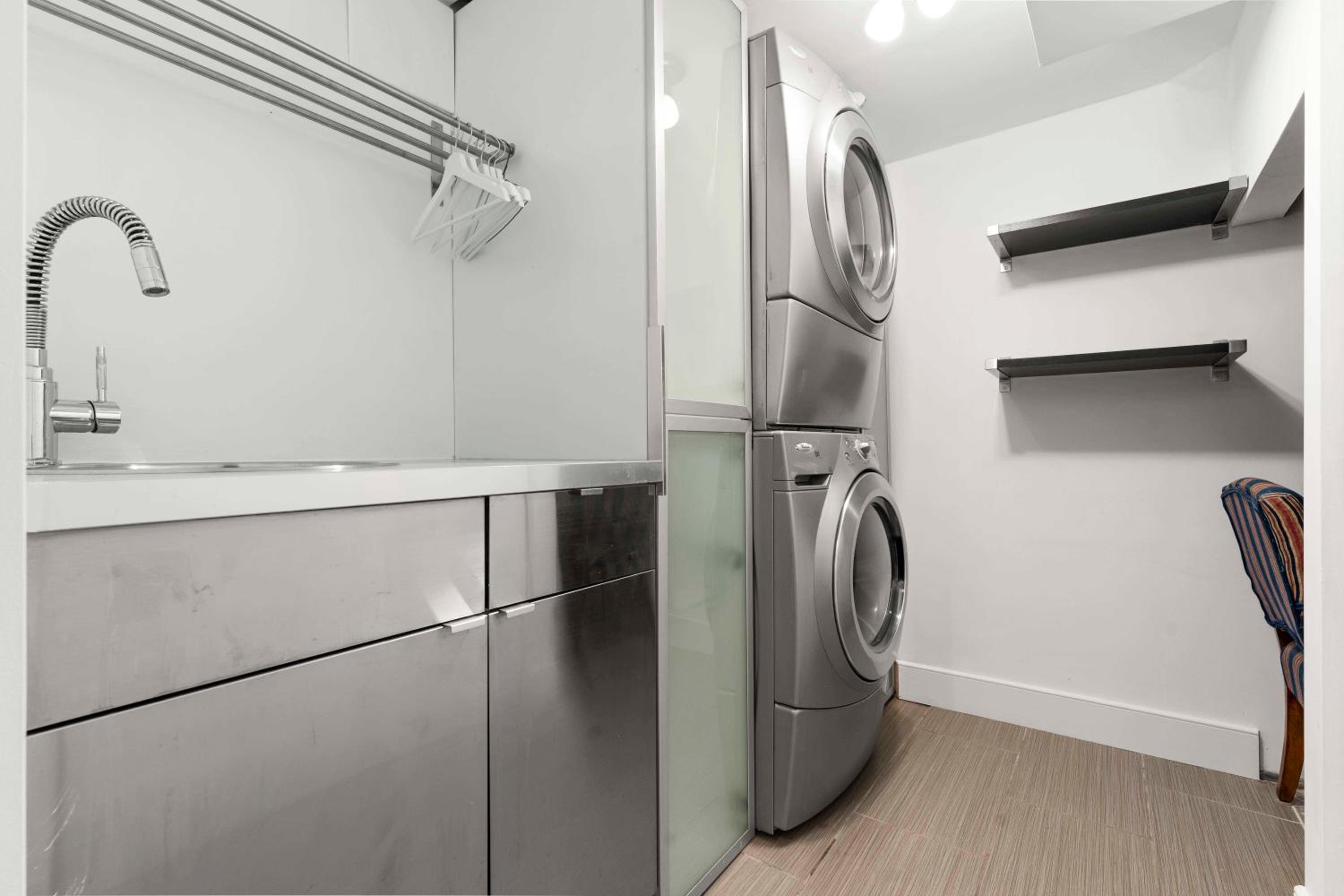Spacious & fully equipped - Private studio apartment - lower level