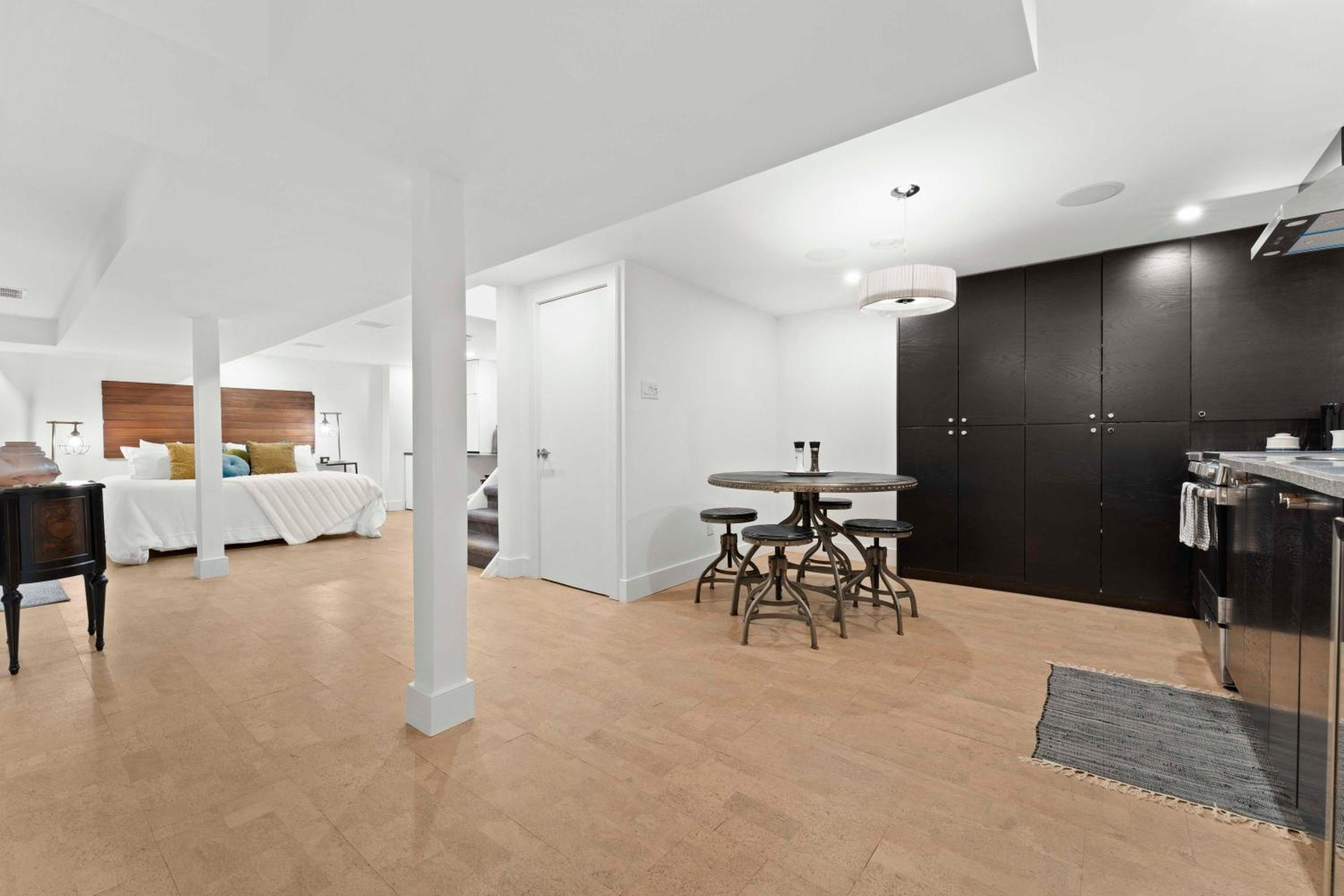 Spacious & fully equipped - Private studio apartment - lower level