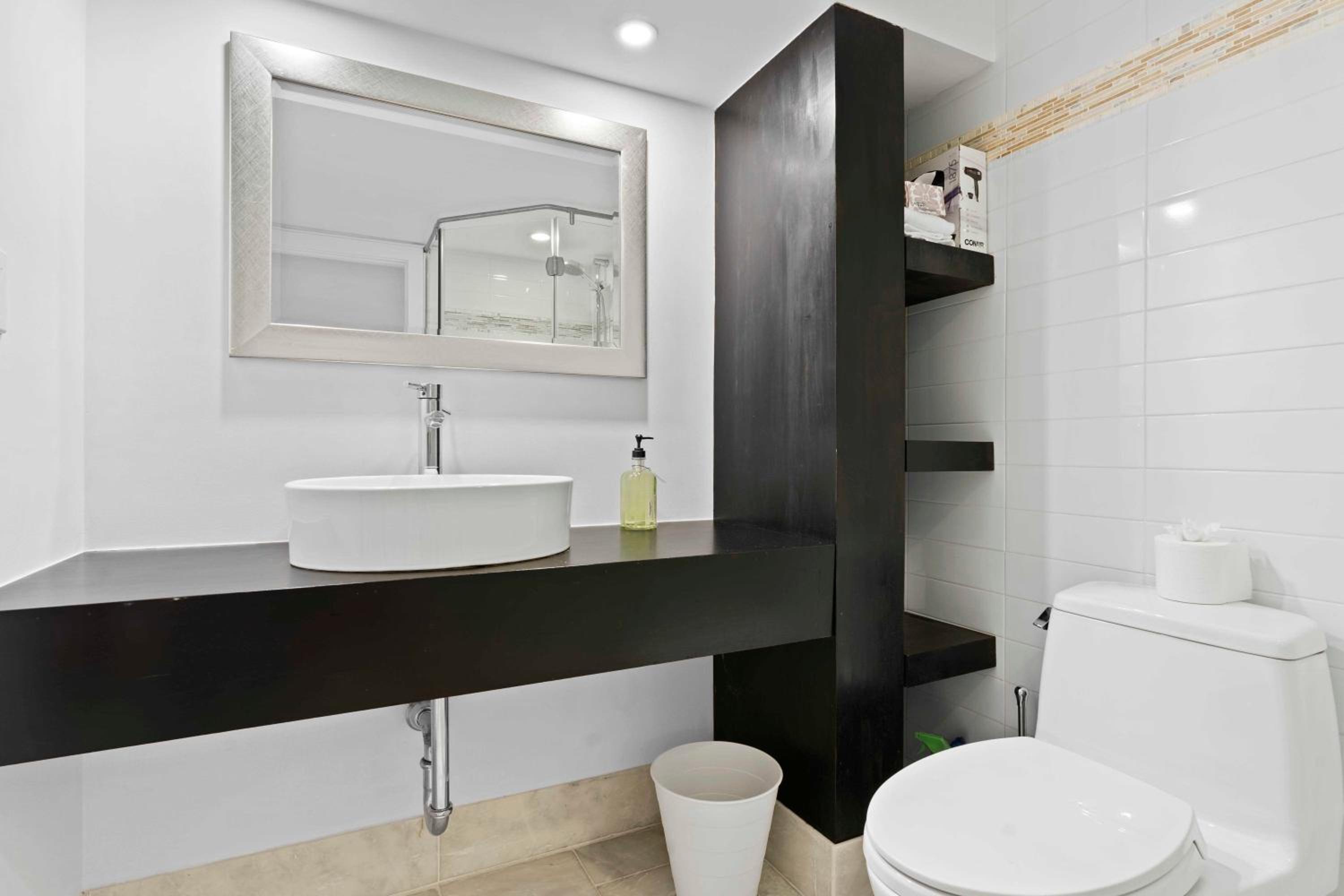 Spacious & fully equipped - Private studio apartment - lower level