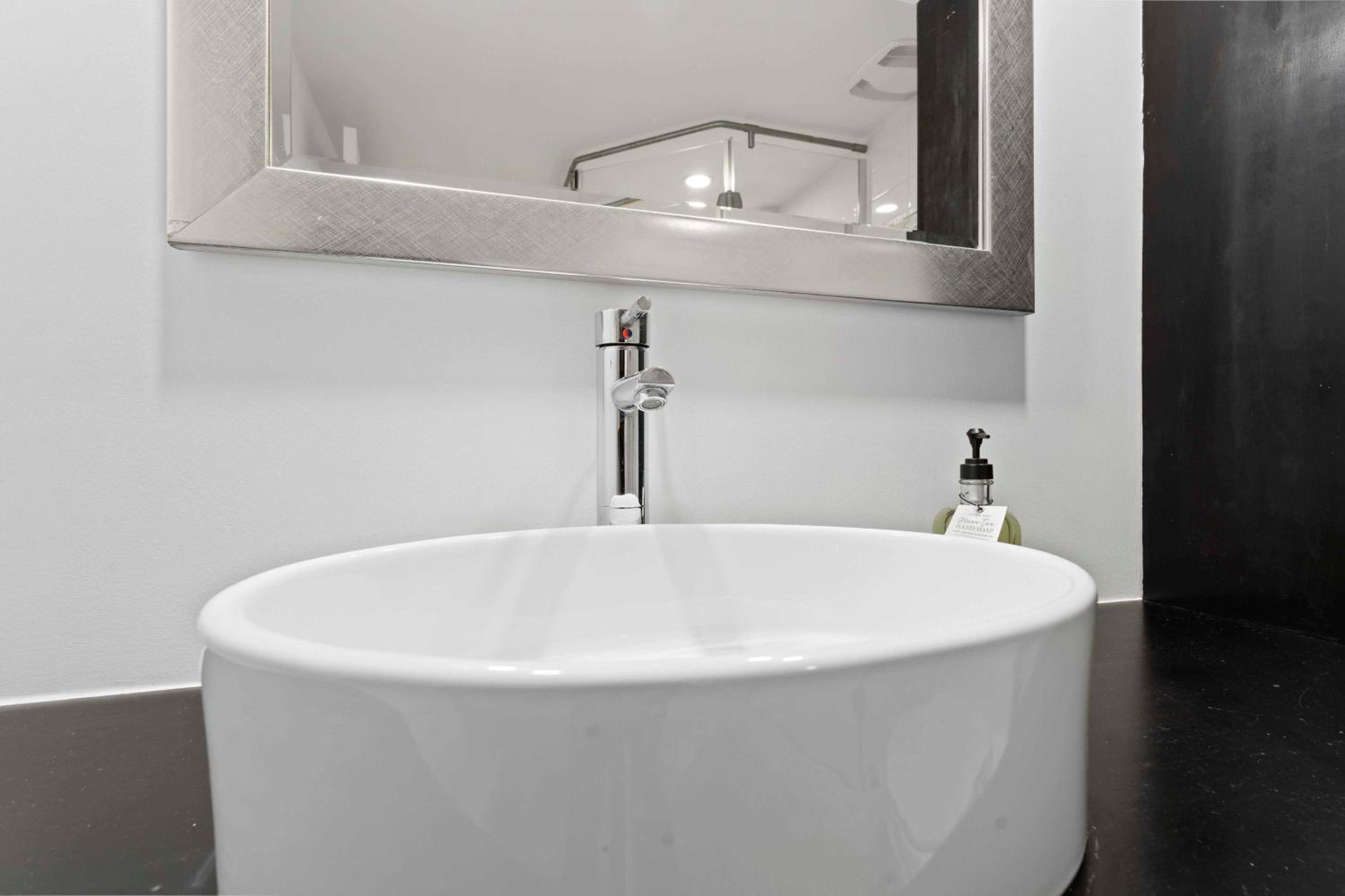 Spacious & fully equipped - Private studio apartment - lower level