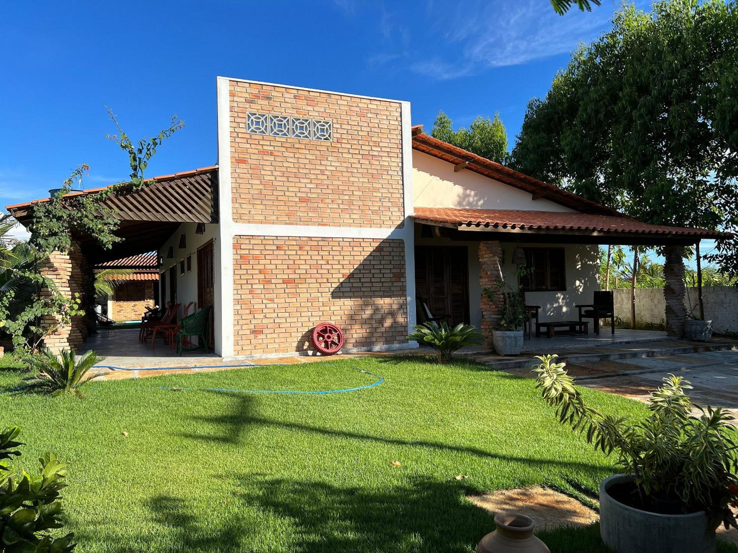 Casa com 5 suítes e área de lazer completa à 150mt da Praia do Coqueiro