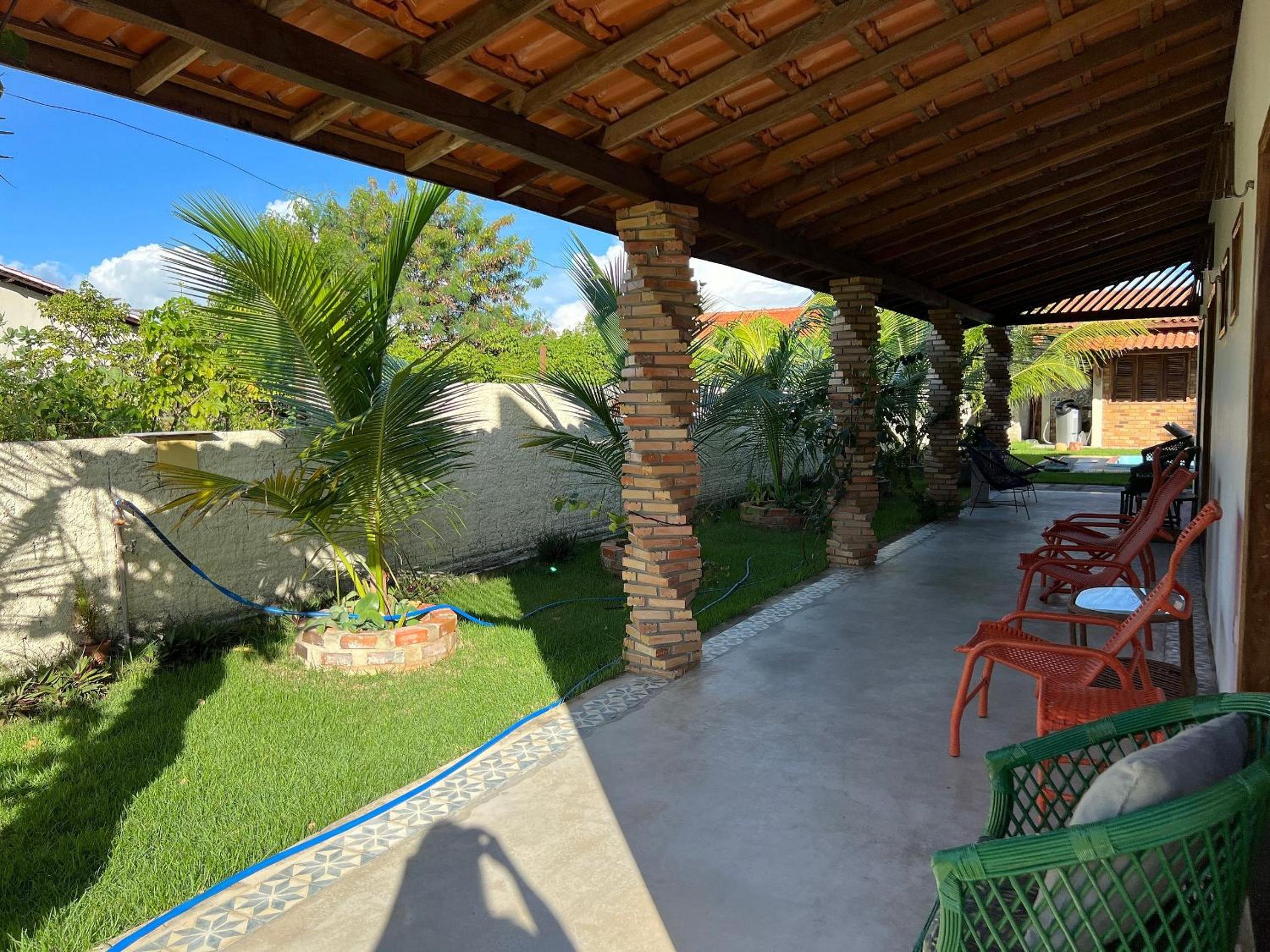 Casa com 5 suítes e área de lazer completa à 150mt da Praia do Coqueiro
