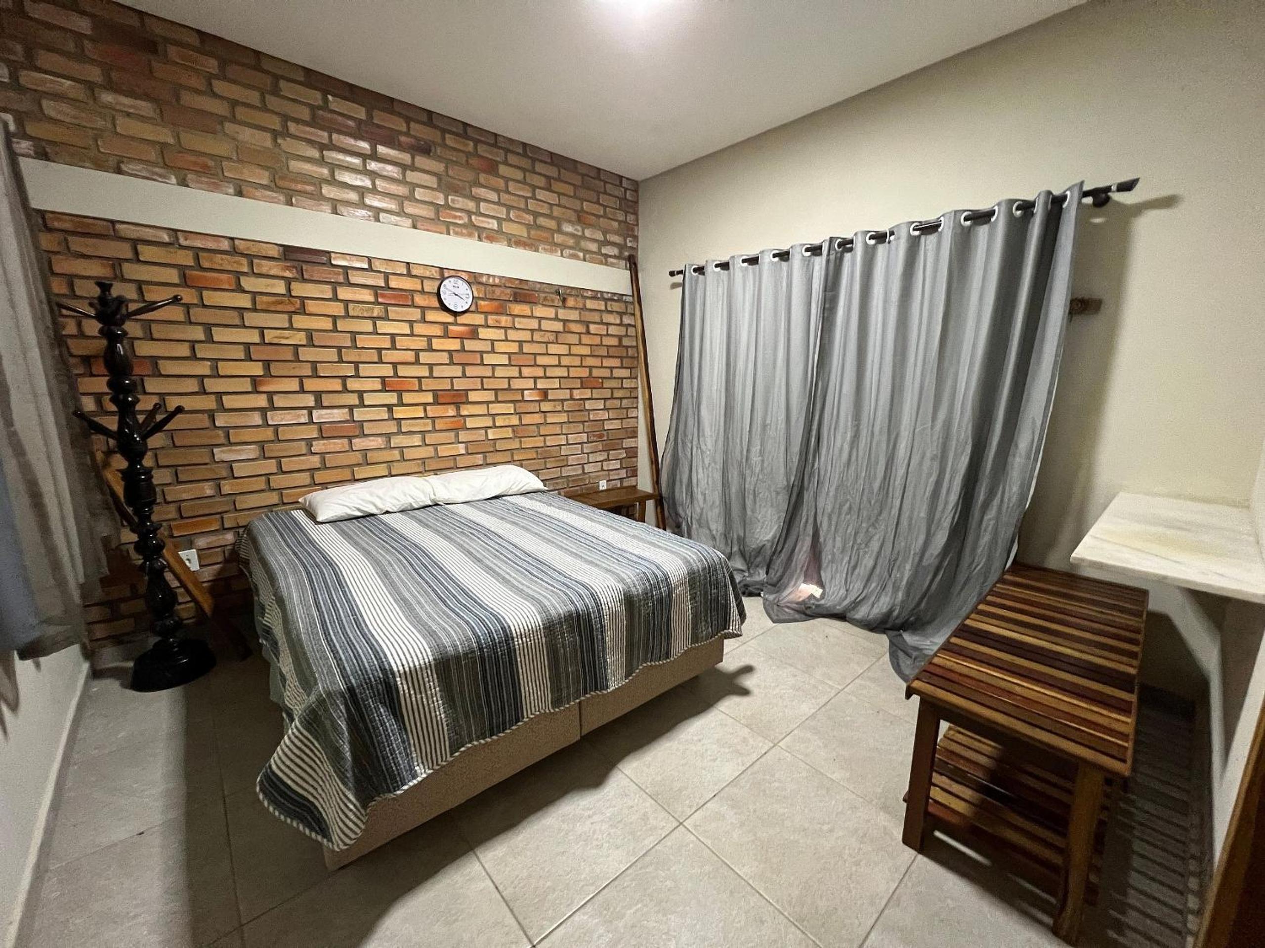 Casa com 5 suítes e área de lazer completa à 150mt da Praia do Coqueiro