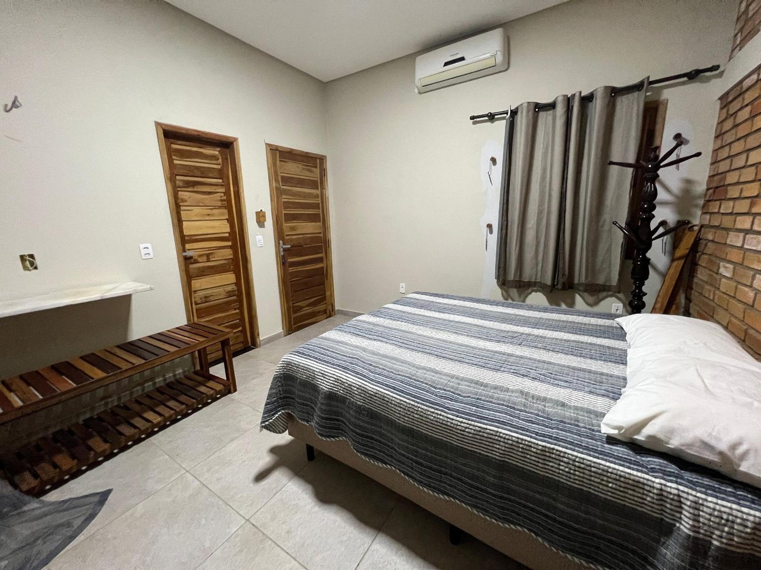 Casa com 5 suítes e área de lazer completa à 150mt da Praia do Coqueiro