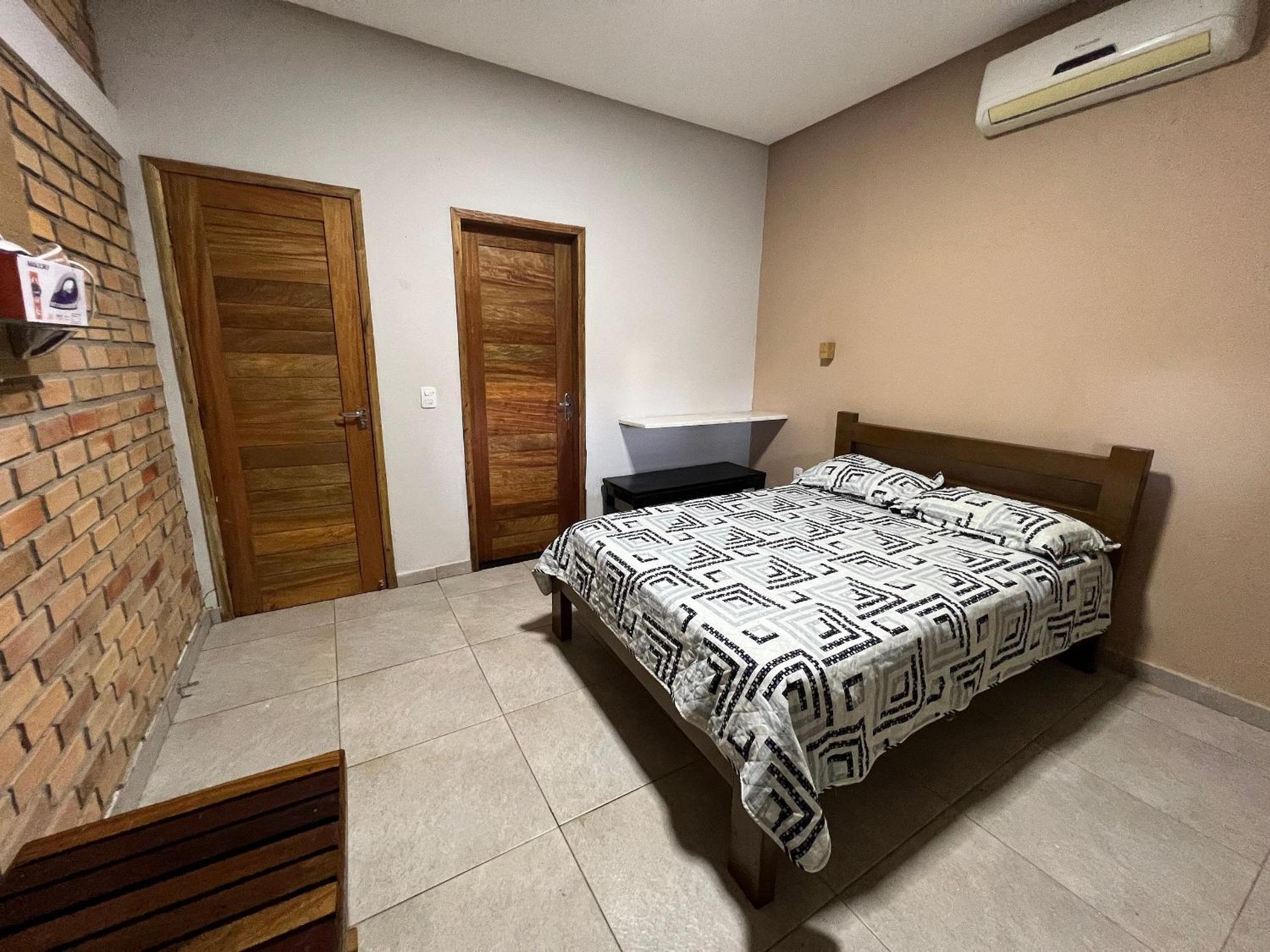 Casa com 5 suítes e área de lazer completa à 150mt da Praia do Coqueiro
